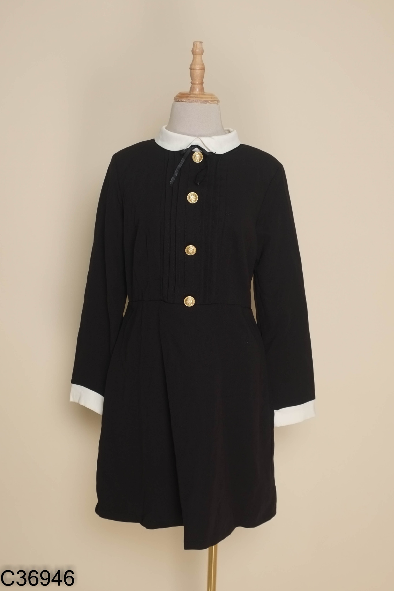 Váy EVII đen cổ trắng cúc vàng