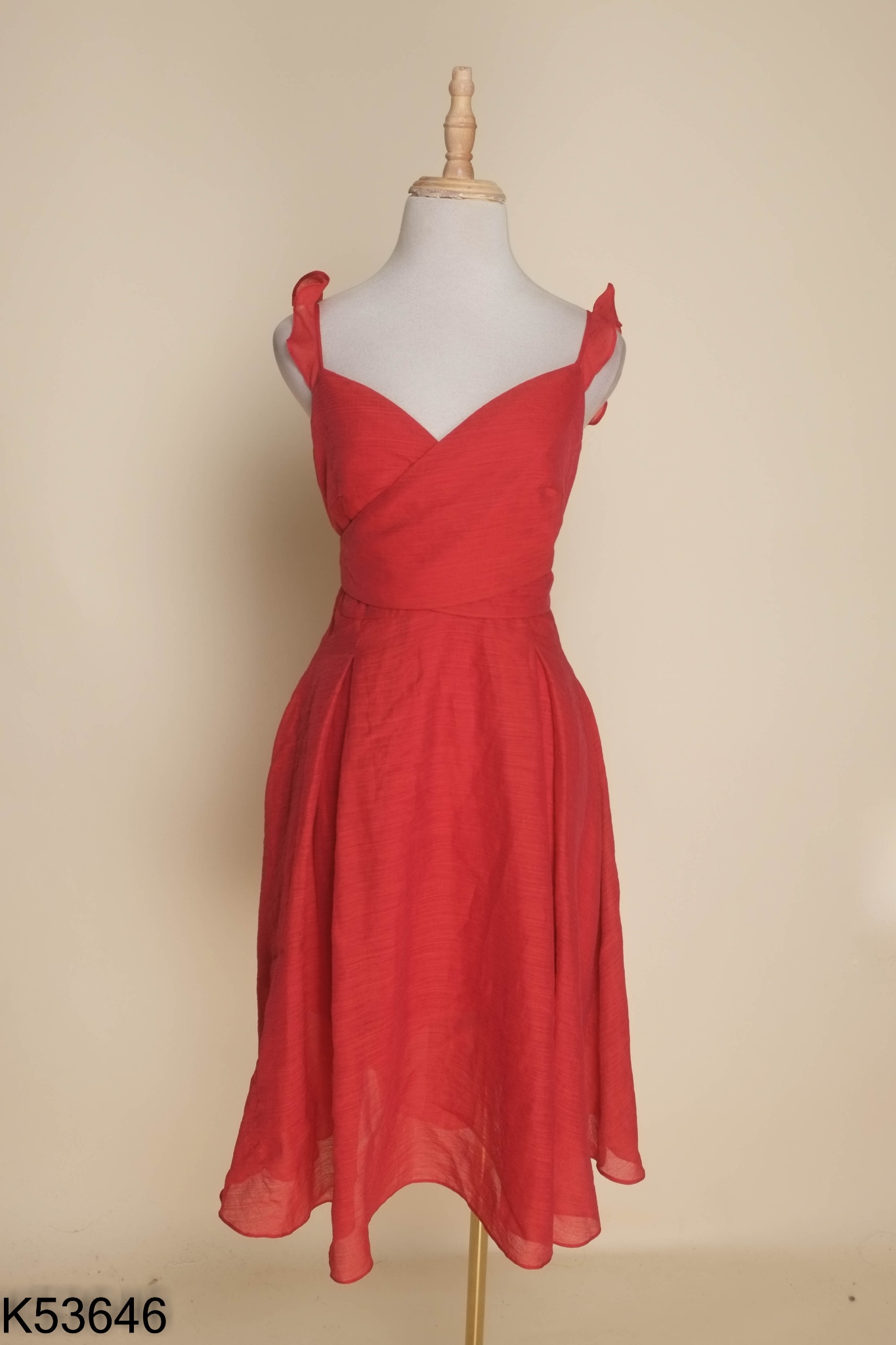 Váy đỏ LEP' kiểu dáng điệu đà