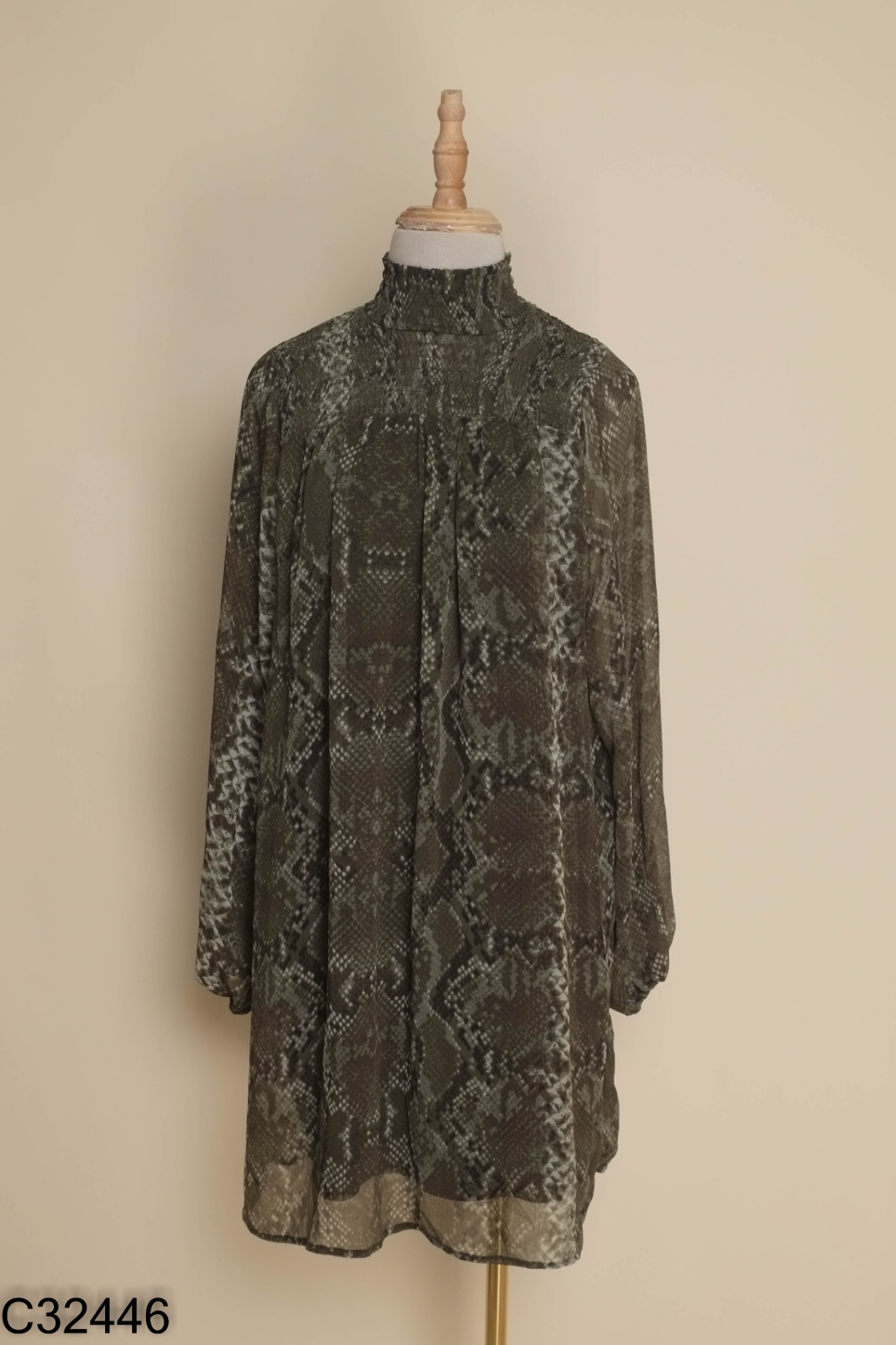 Áo xanh H&M cổ lọ phối họa tiết