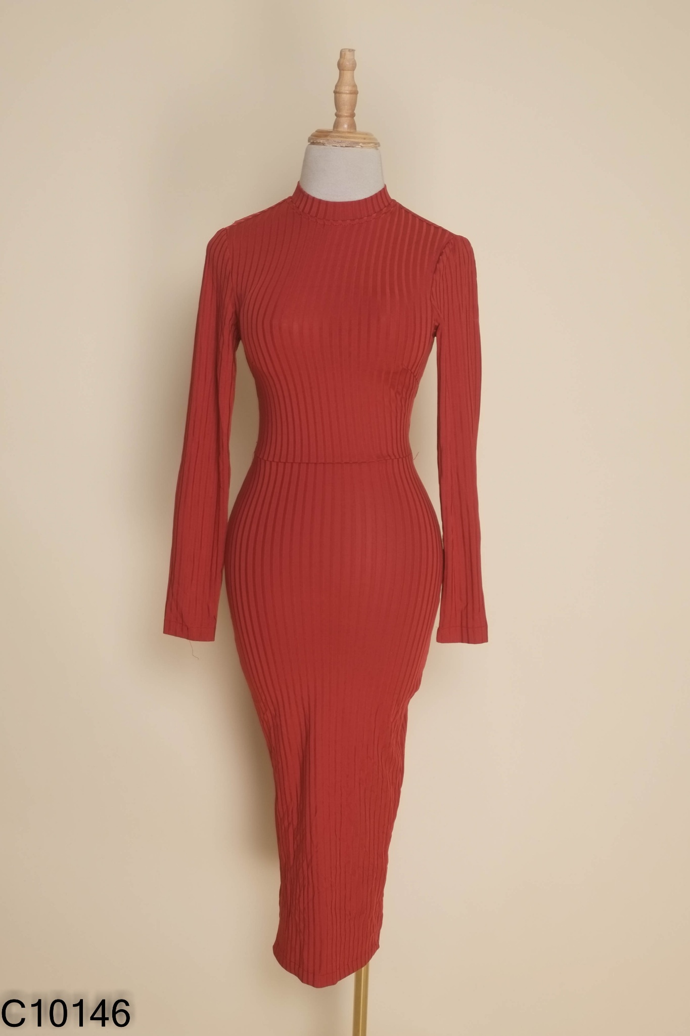 Váy đỏ dài hở lưng