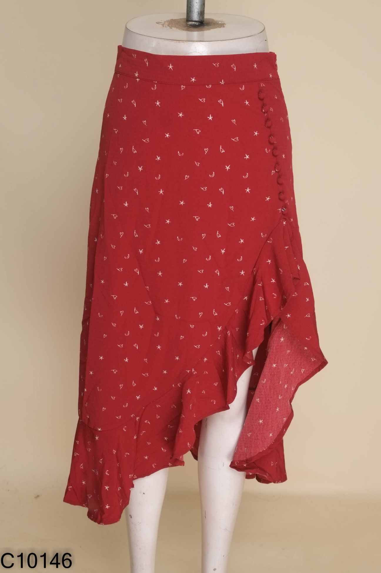 Chân váy đỏ xẻ tà họa tiết trái tim