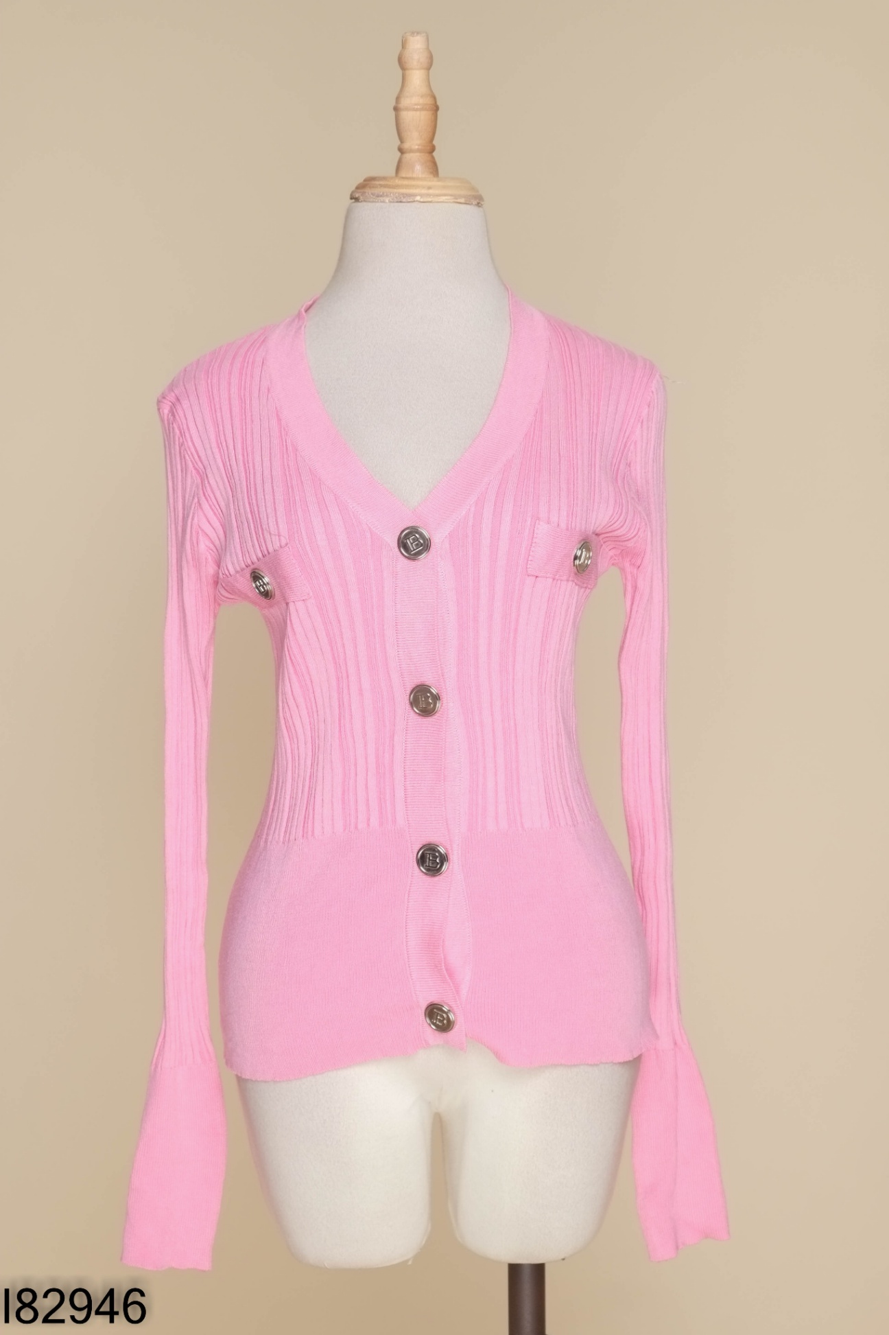 Áo len hồng sen cúc chữ B