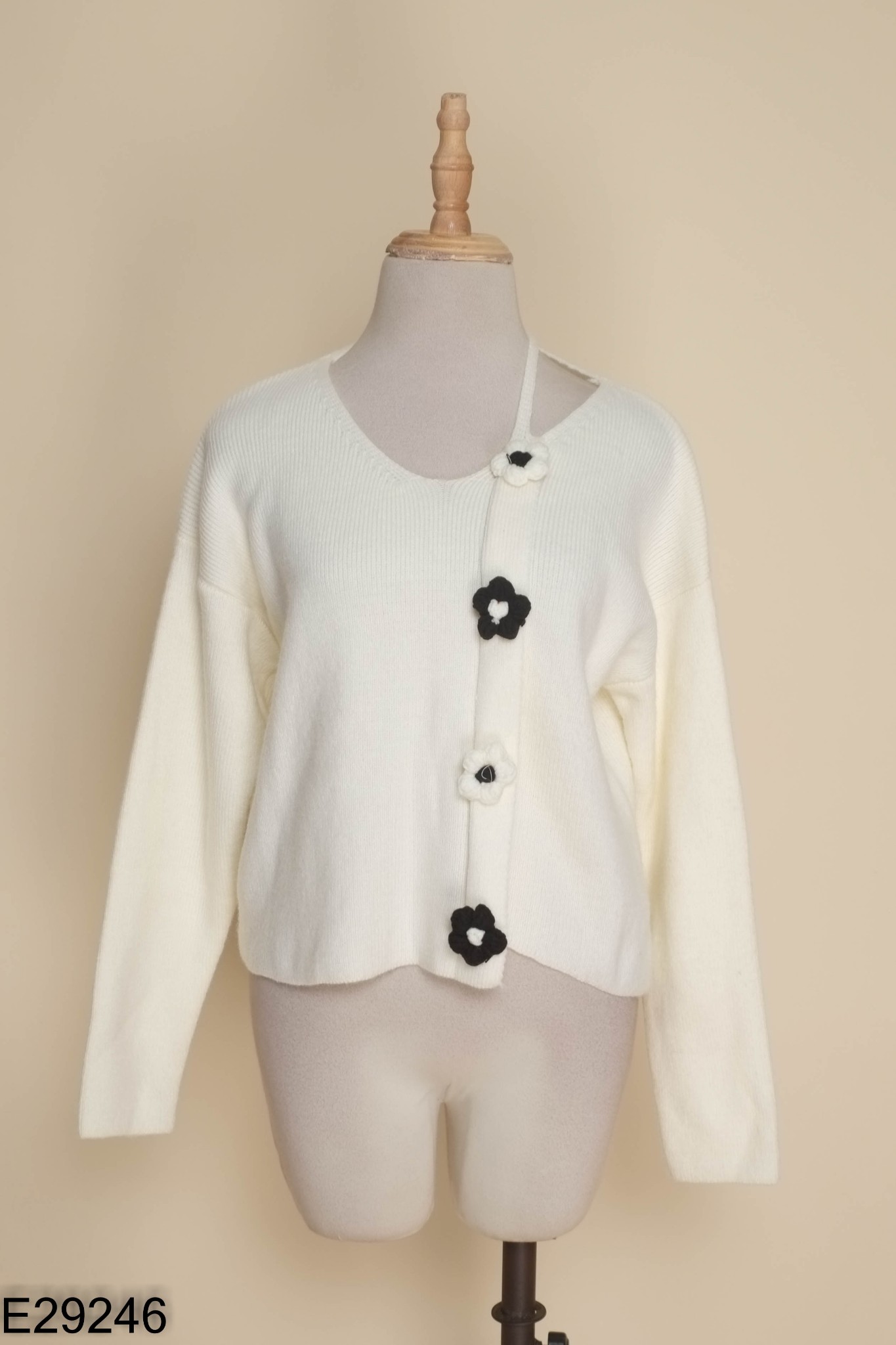 Áo len kem thêu bông hoa