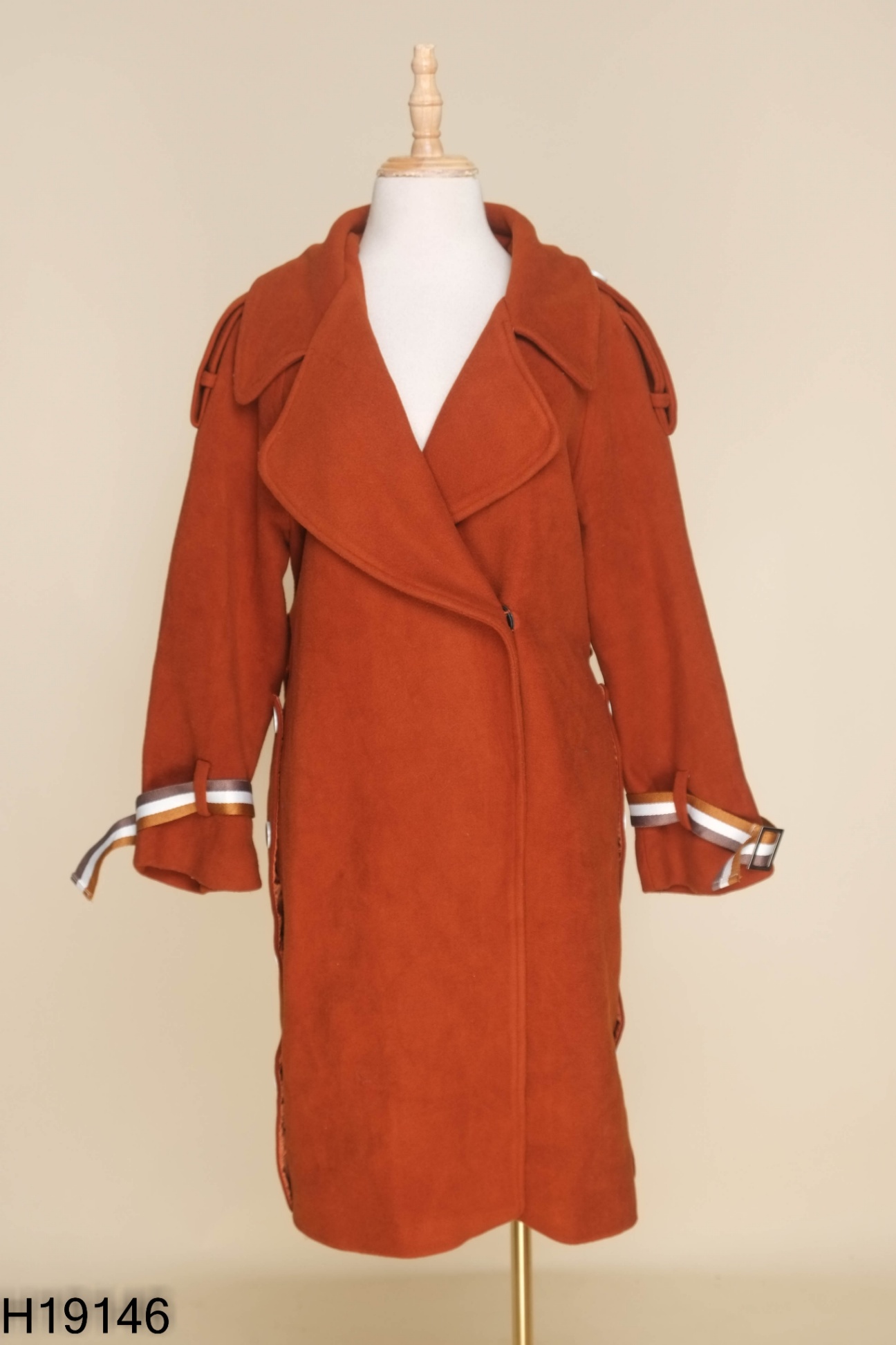 Áo khoác dạ nâu dài phối đai