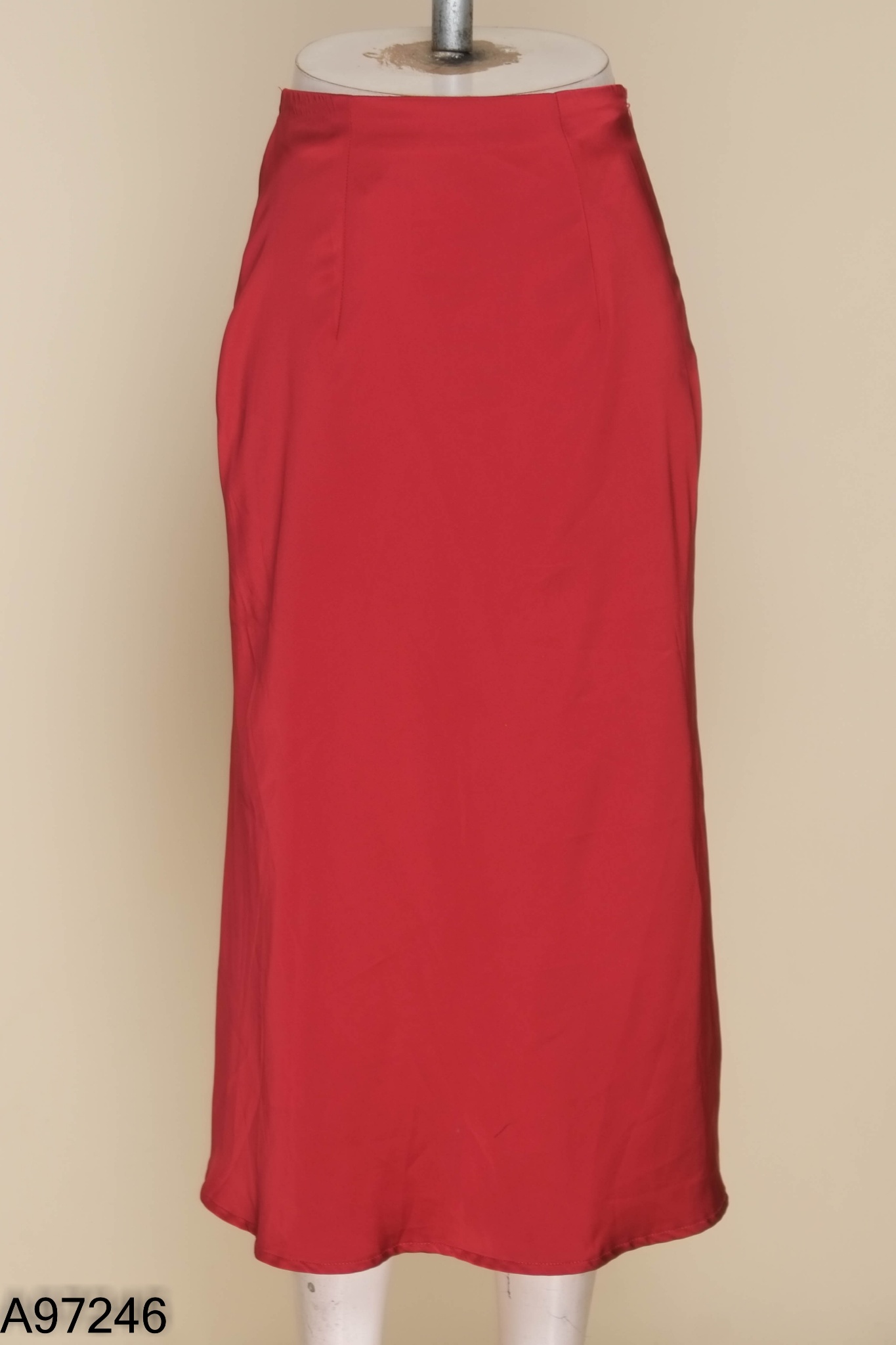 Chân váy dài lụa đỏ