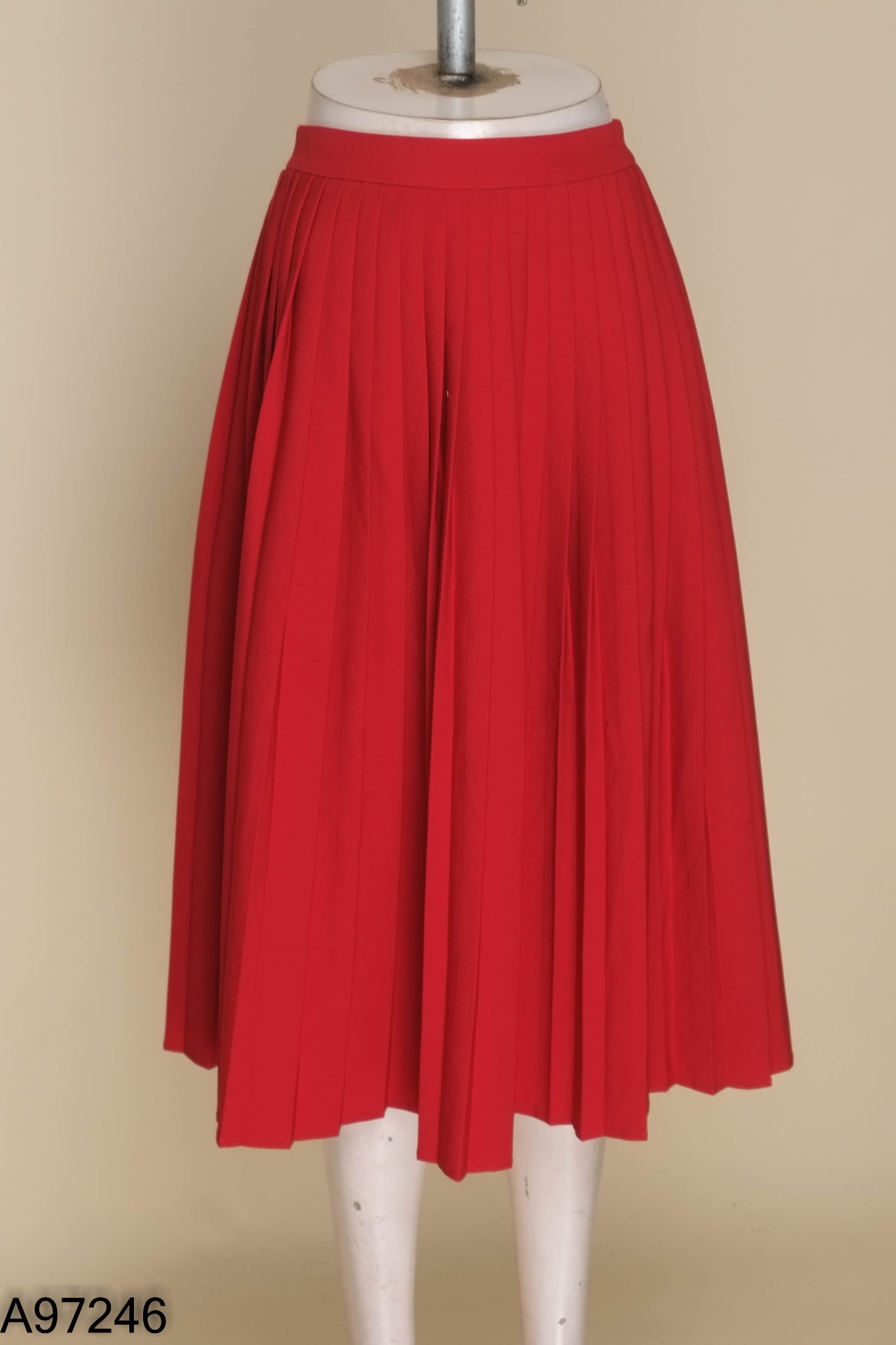 Chân váy xếp li đỏ