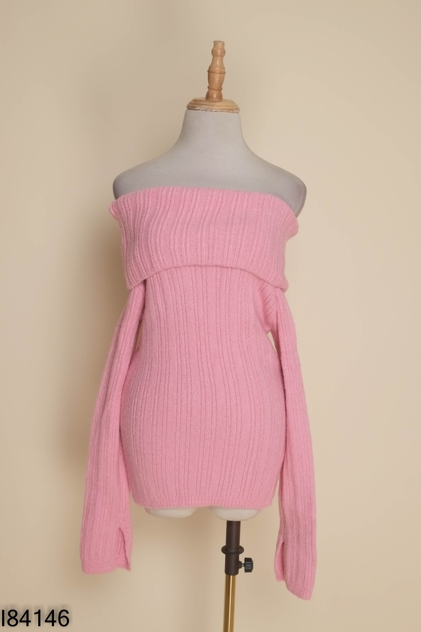 Áo len hồng hở vai