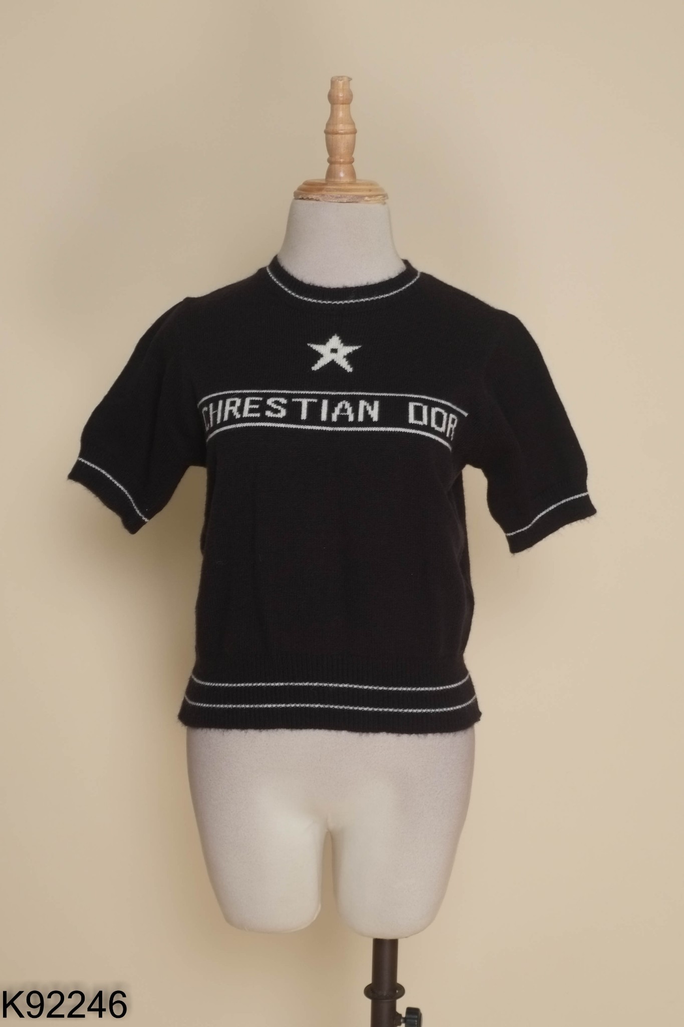 Áo len đen mix chữ trắng