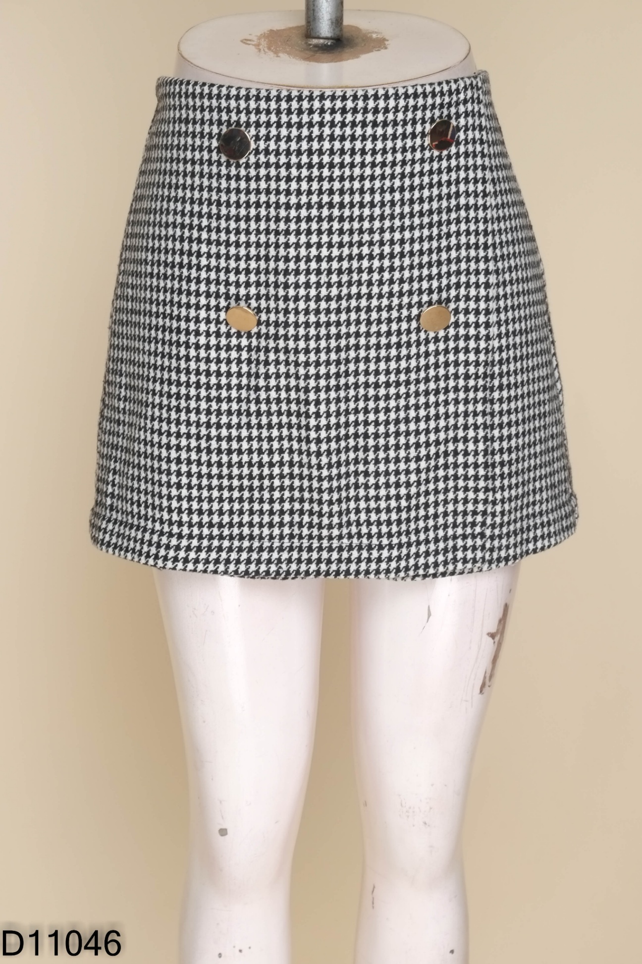 Chân váy CANIFA trắng kẻ đen cúc đồng