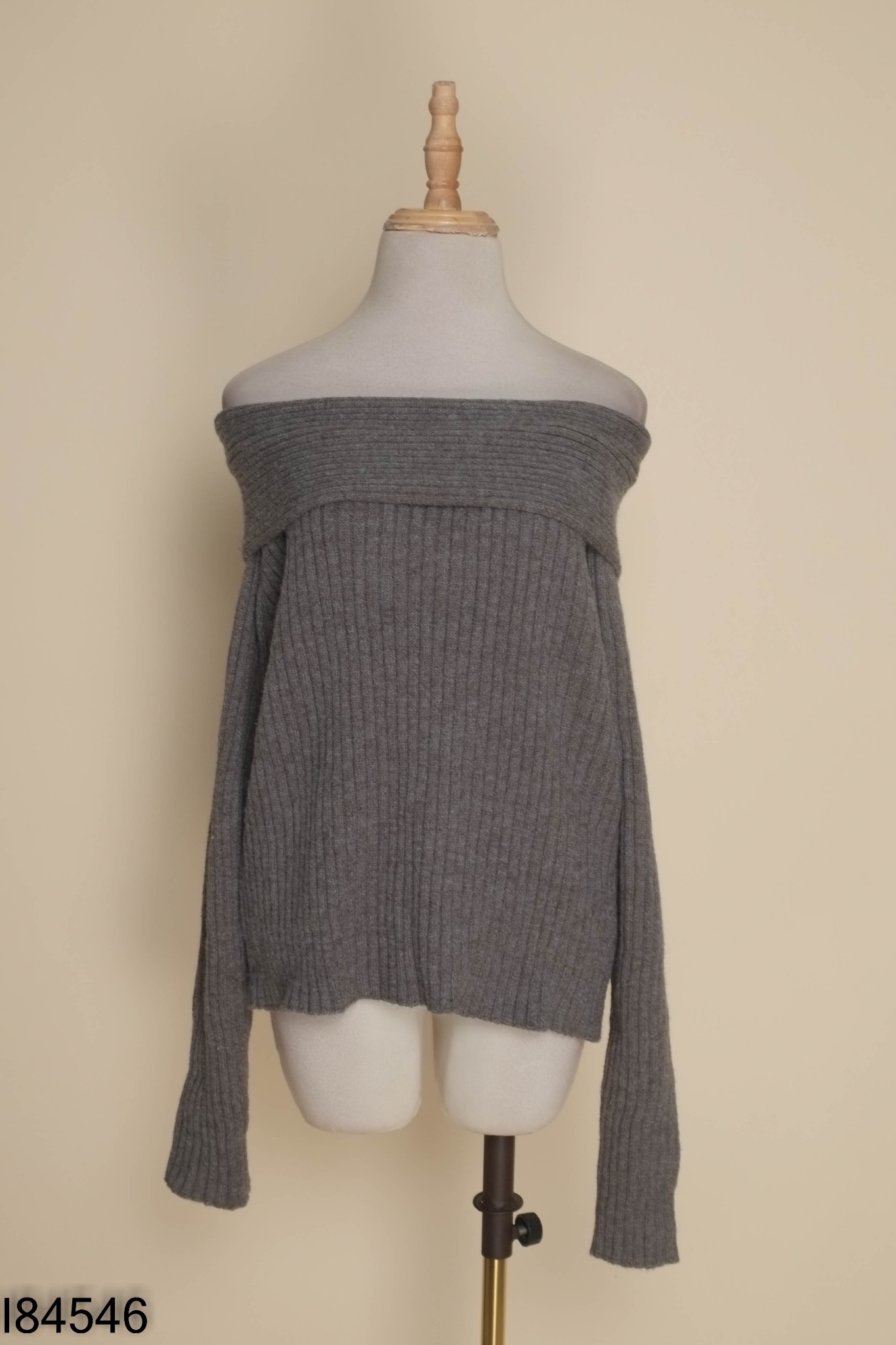Áo len xám trơ hở vai