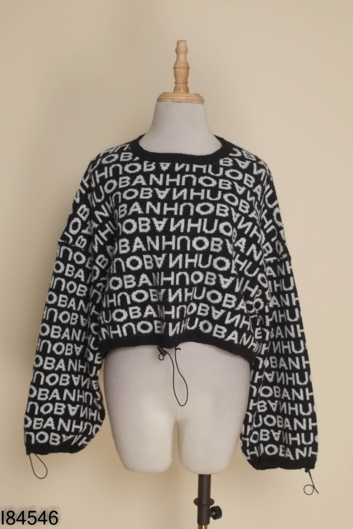 Áo len đen mix chữ cái trắng