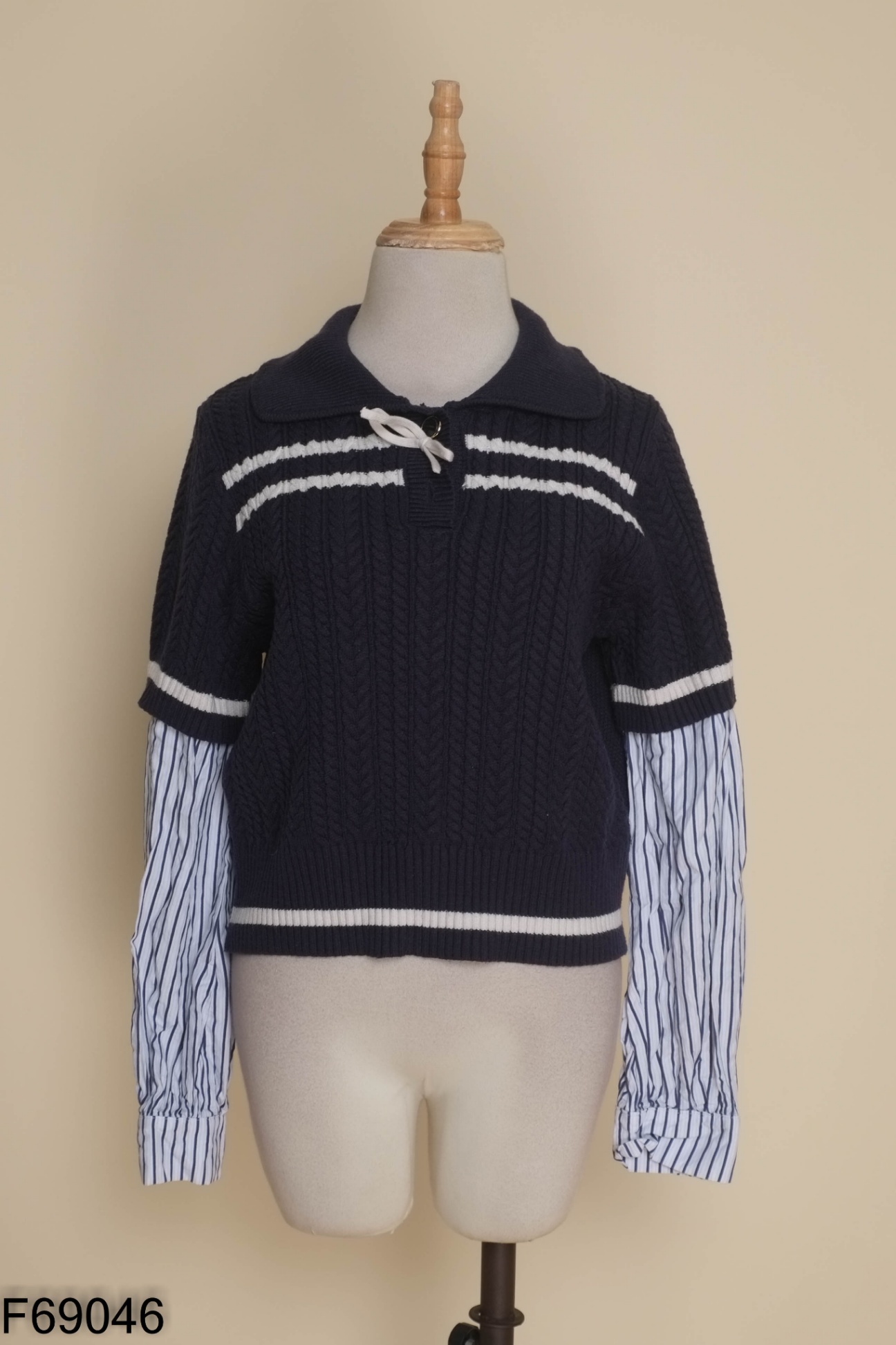 Áo len xanh than kẻ trắng