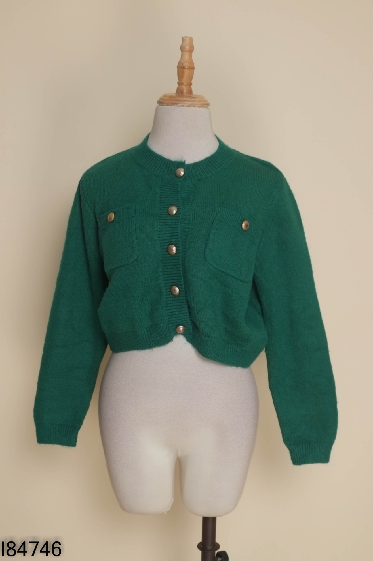 Áo len xanh mix cúc vàng