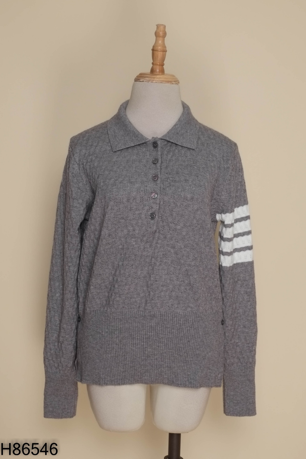 Áo len xám cổ bẻ sọc trắng (SUPER FAKE)