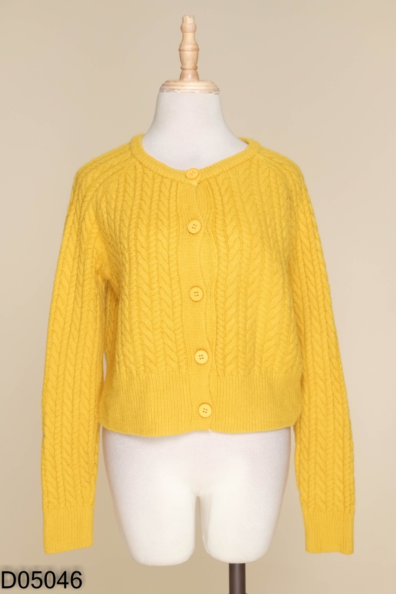 Áo len vàng phối cúc