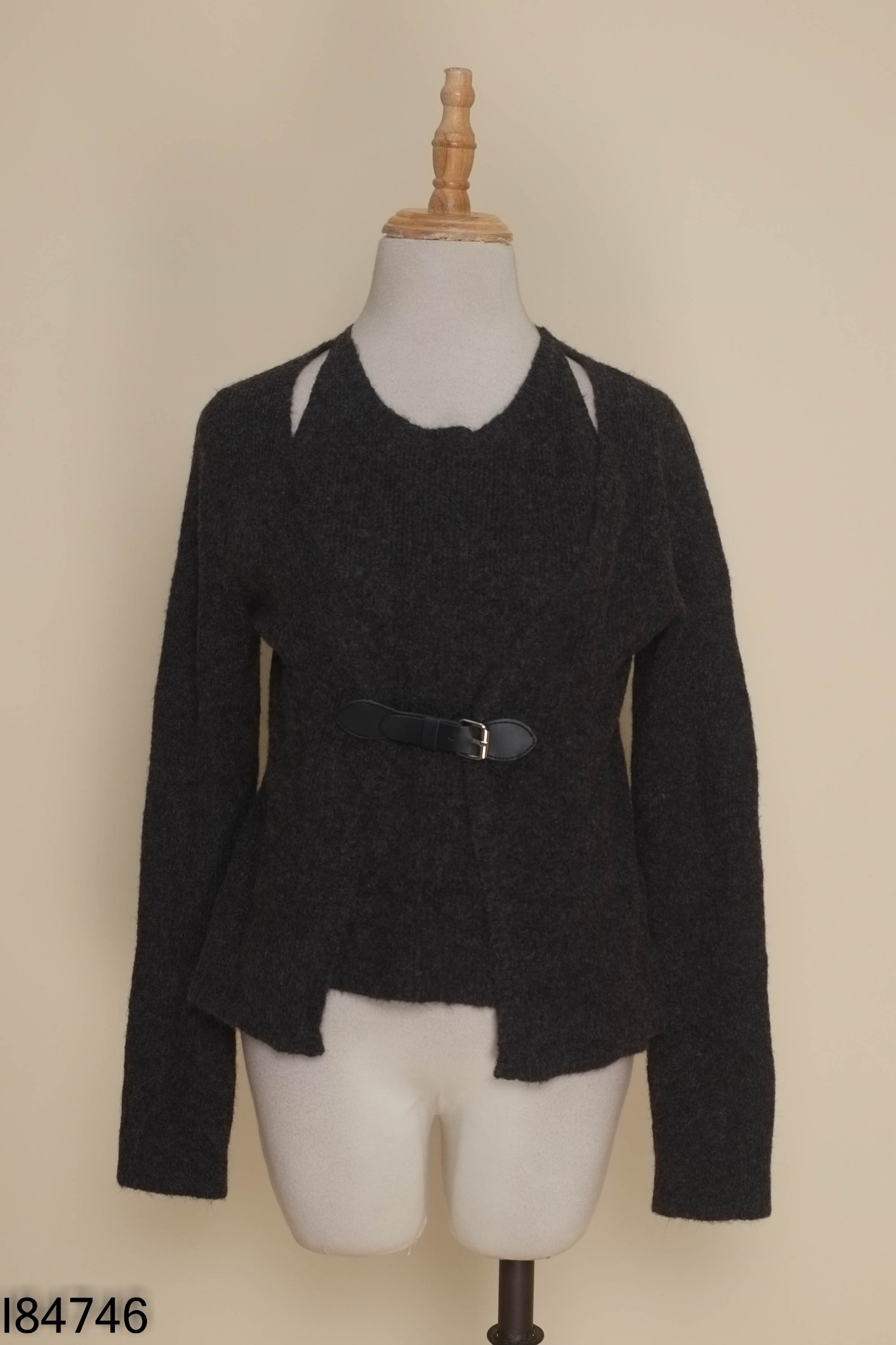 Áo len xám hở vai