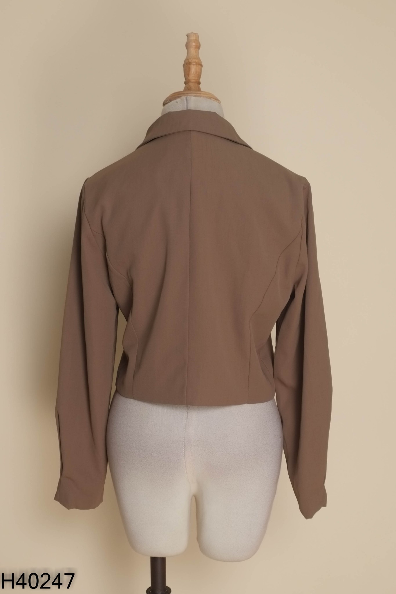 Áo vest nâu dáng ngắn