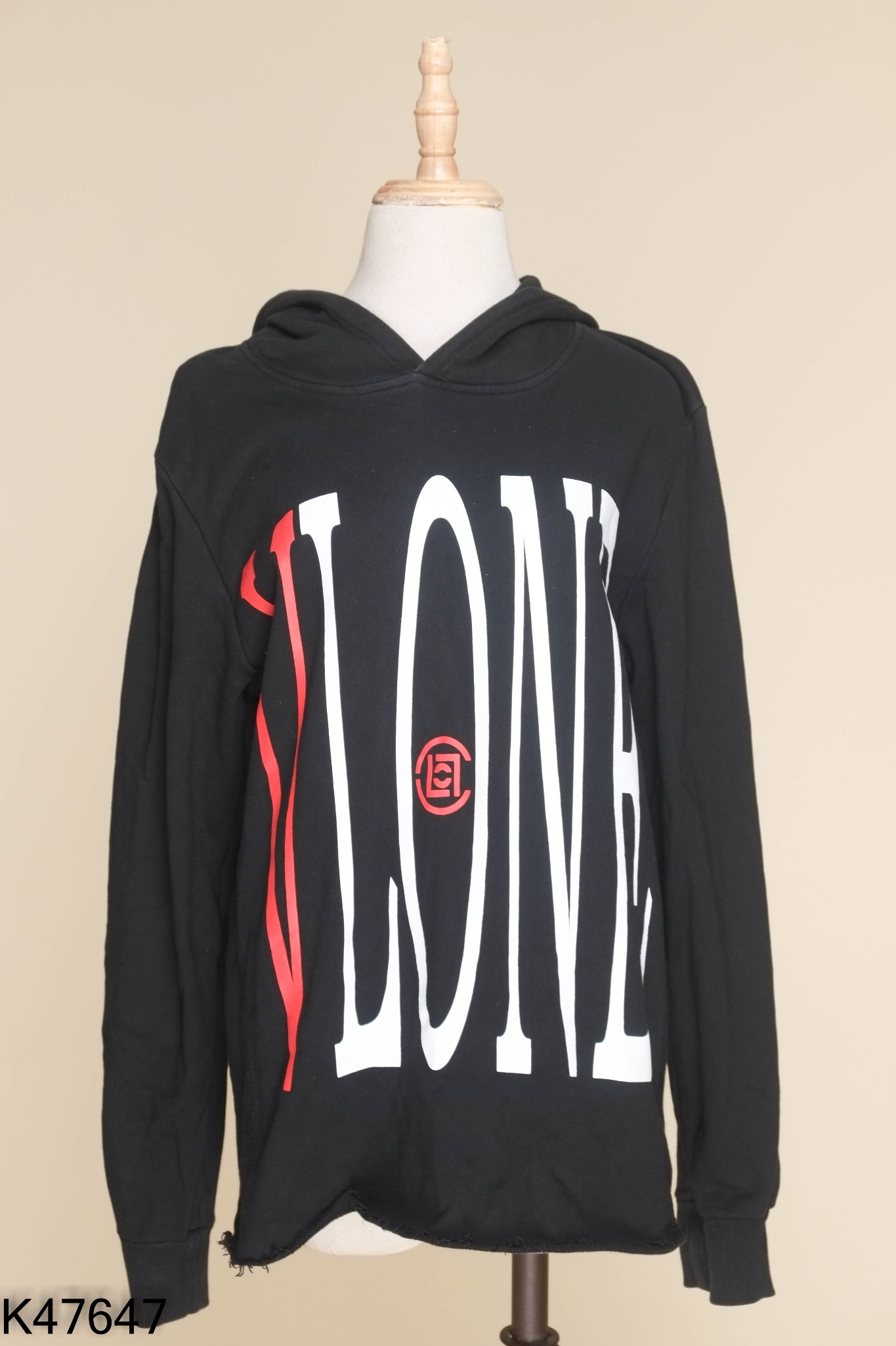 Áo hoodie đen in chữ