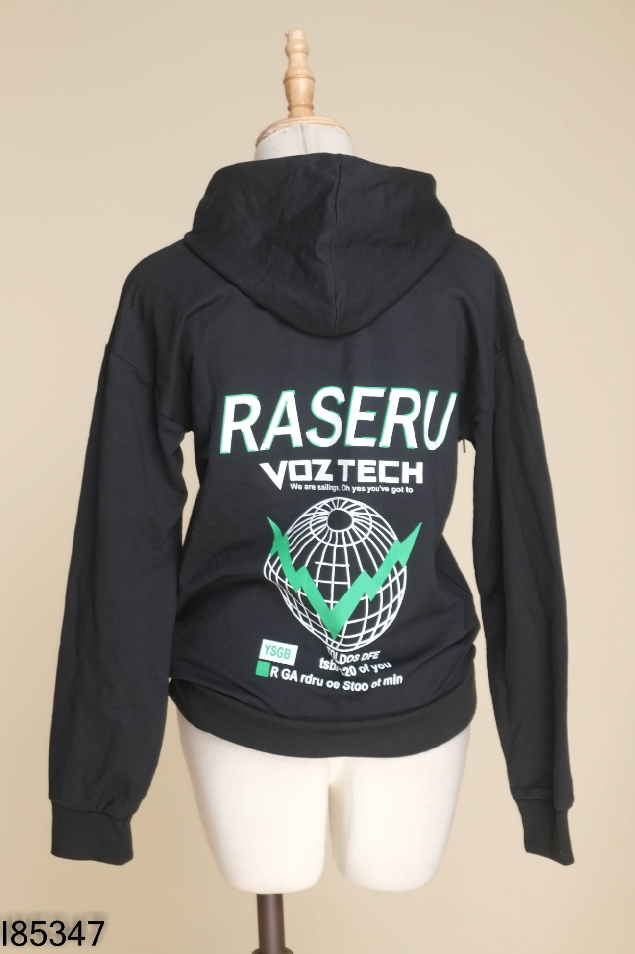 Áo hoodie đen in chữ trắng