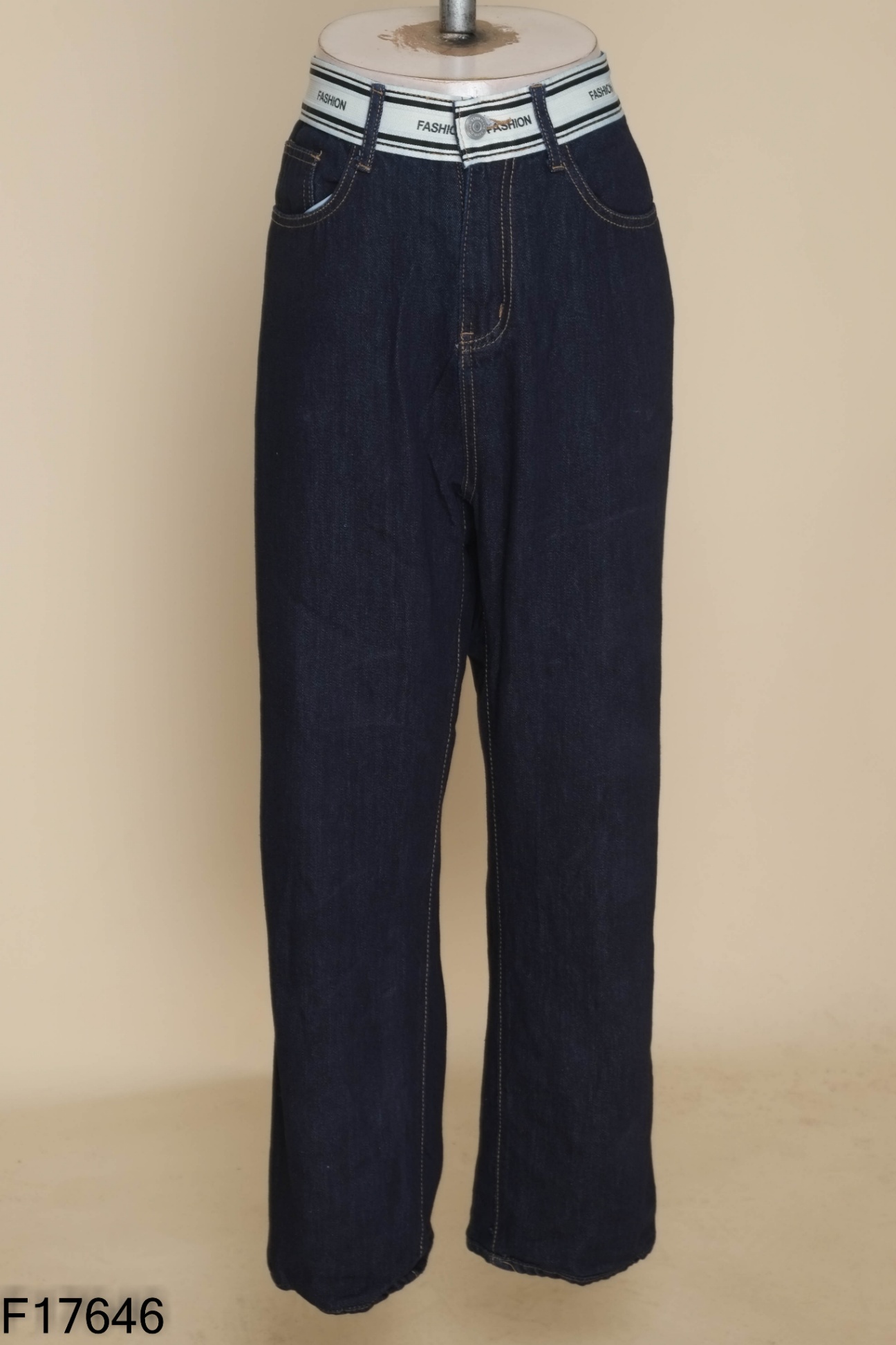 Quần jeans xanh phối cạp chữ