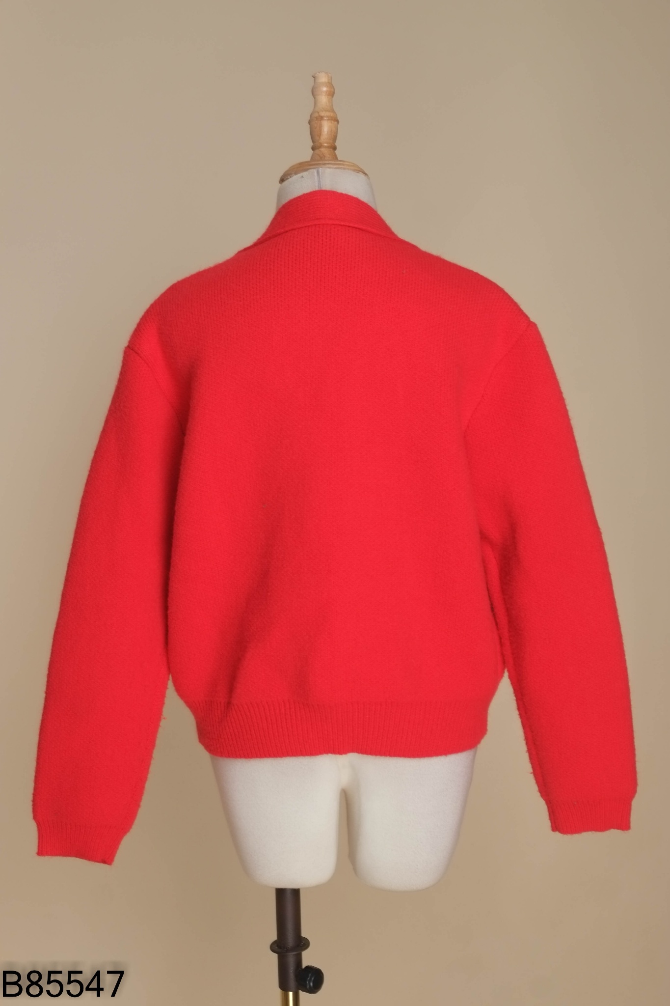 Áo cardigans đỏ cổ nhọn cúc đen