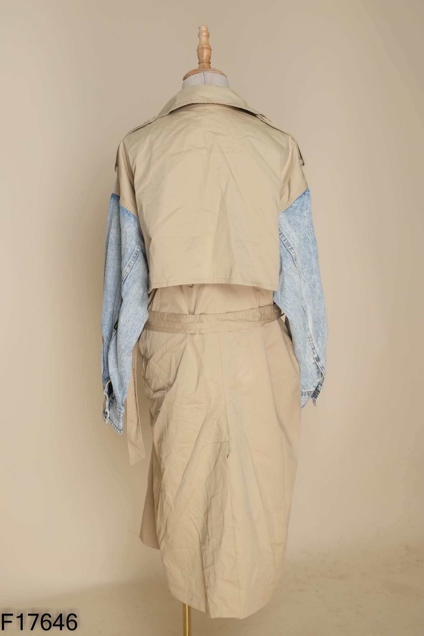 Áo khoác be phối jeans dáng dài