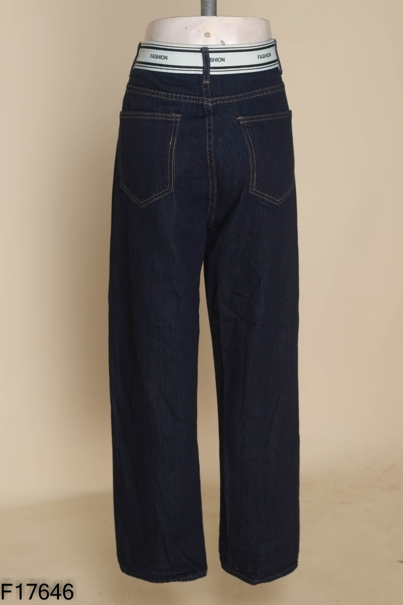 Quần jeans xanh phối cạp chữ