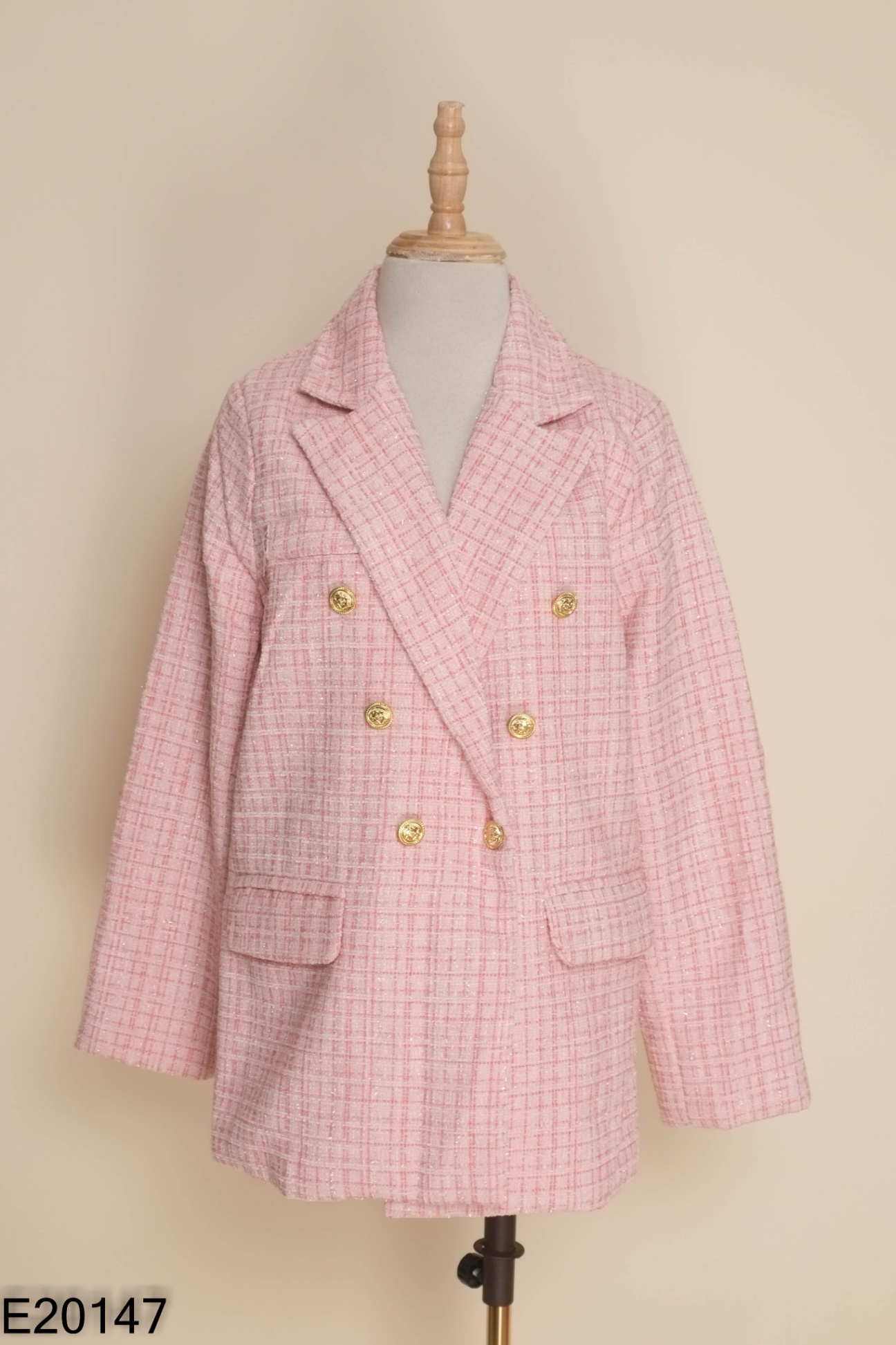 Áo blazer dạ hồng cúc vàng