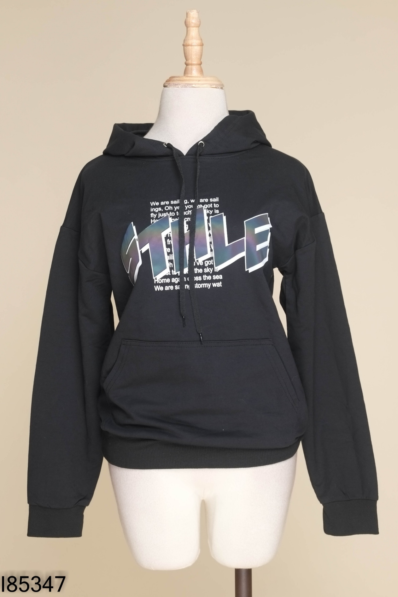 Áo hoodie đen in chữ trắng