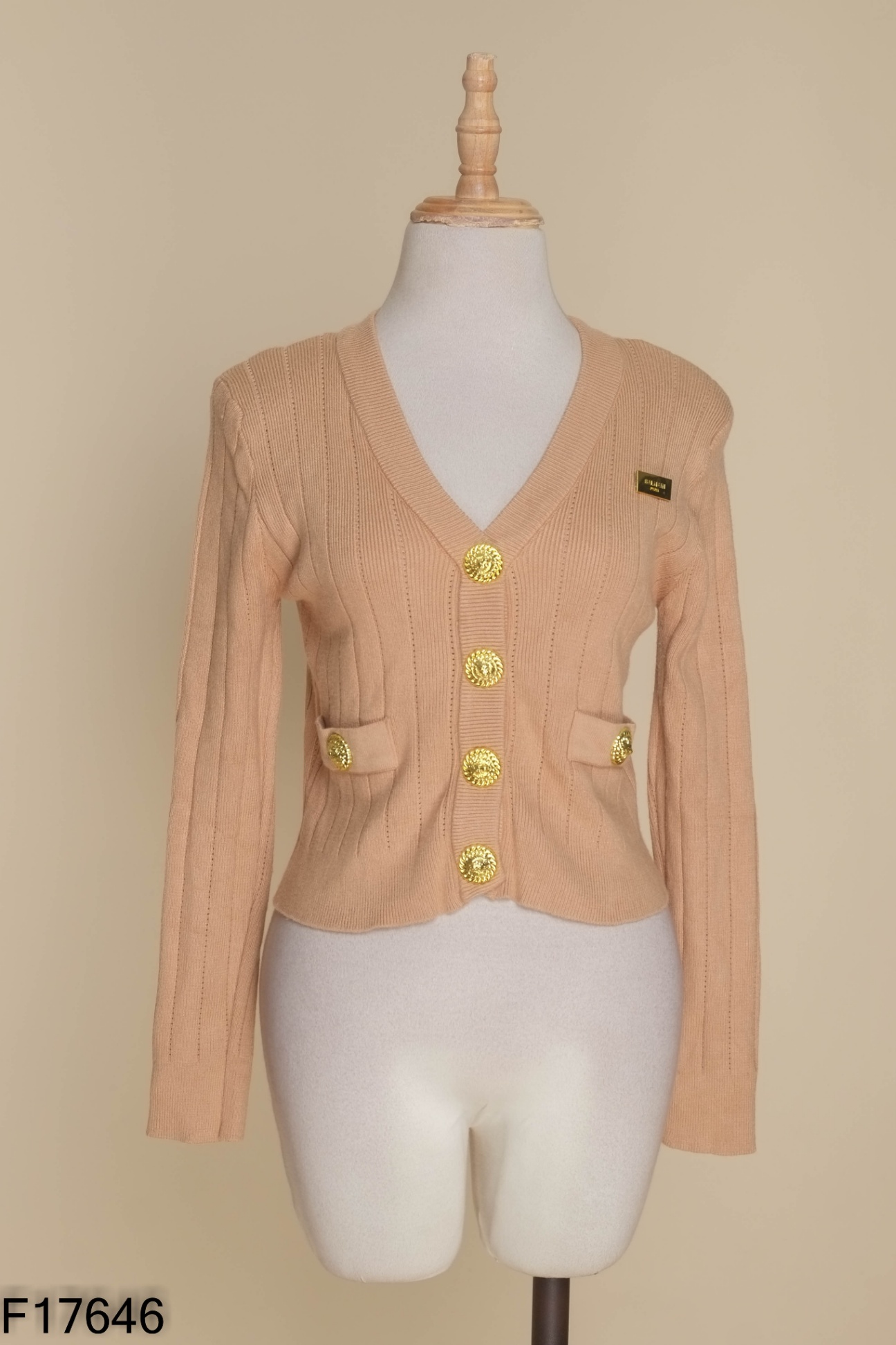 Áo len nâu phối khuy vàng