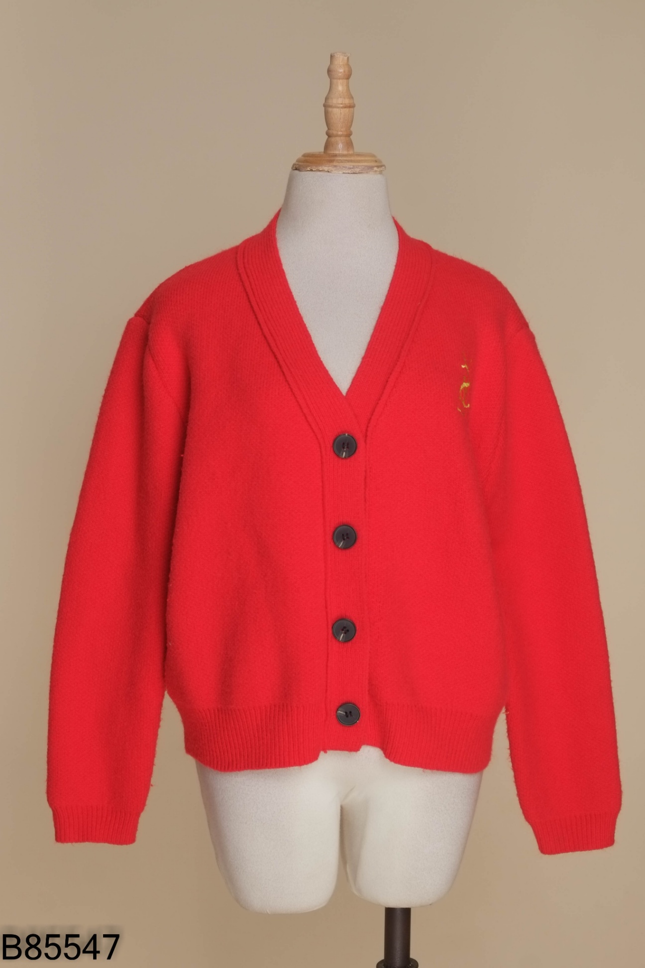 Áo cardigans đỏ cổ nhọn cúc đen