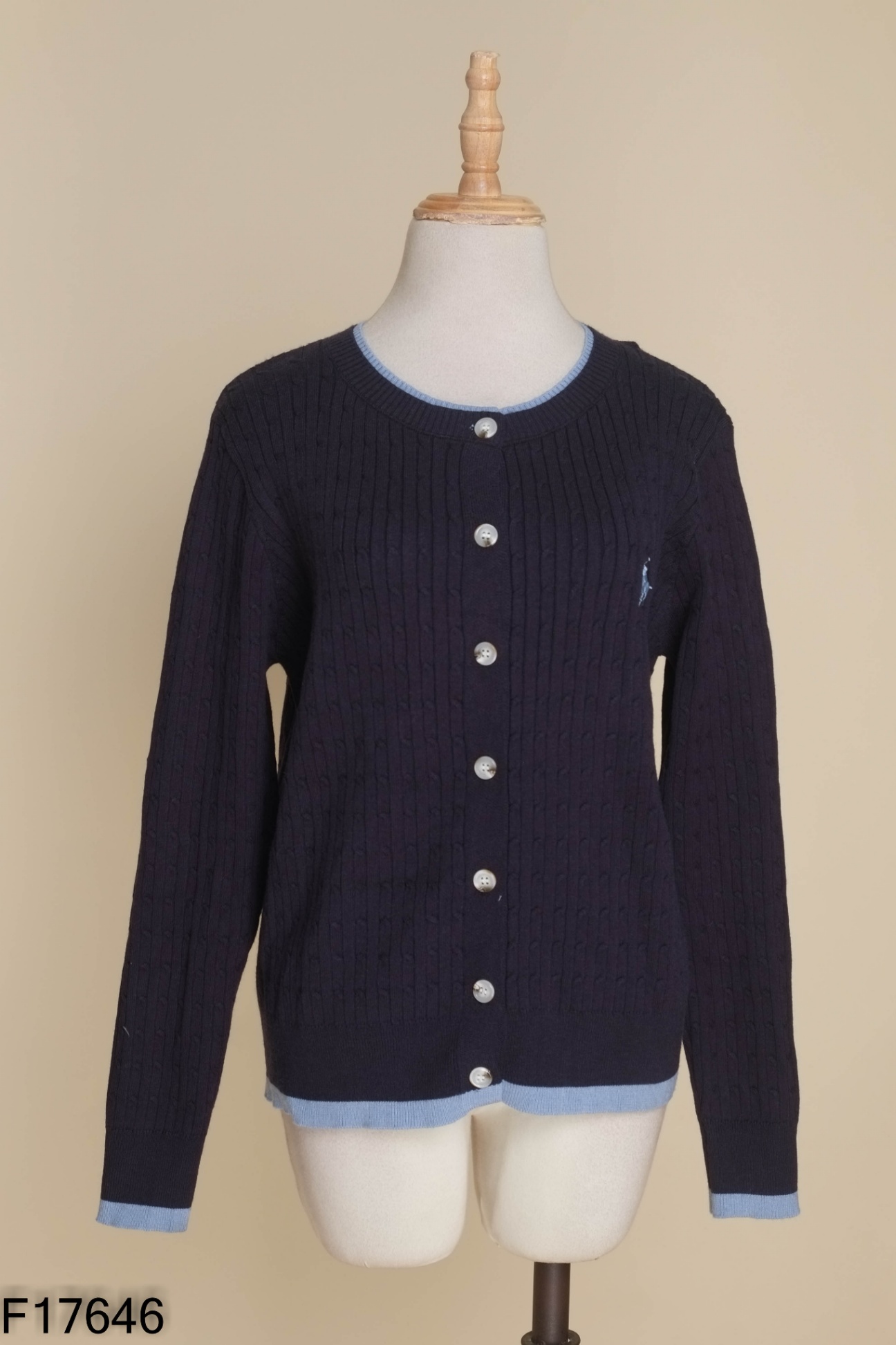 Áo len xanh than cài khuy