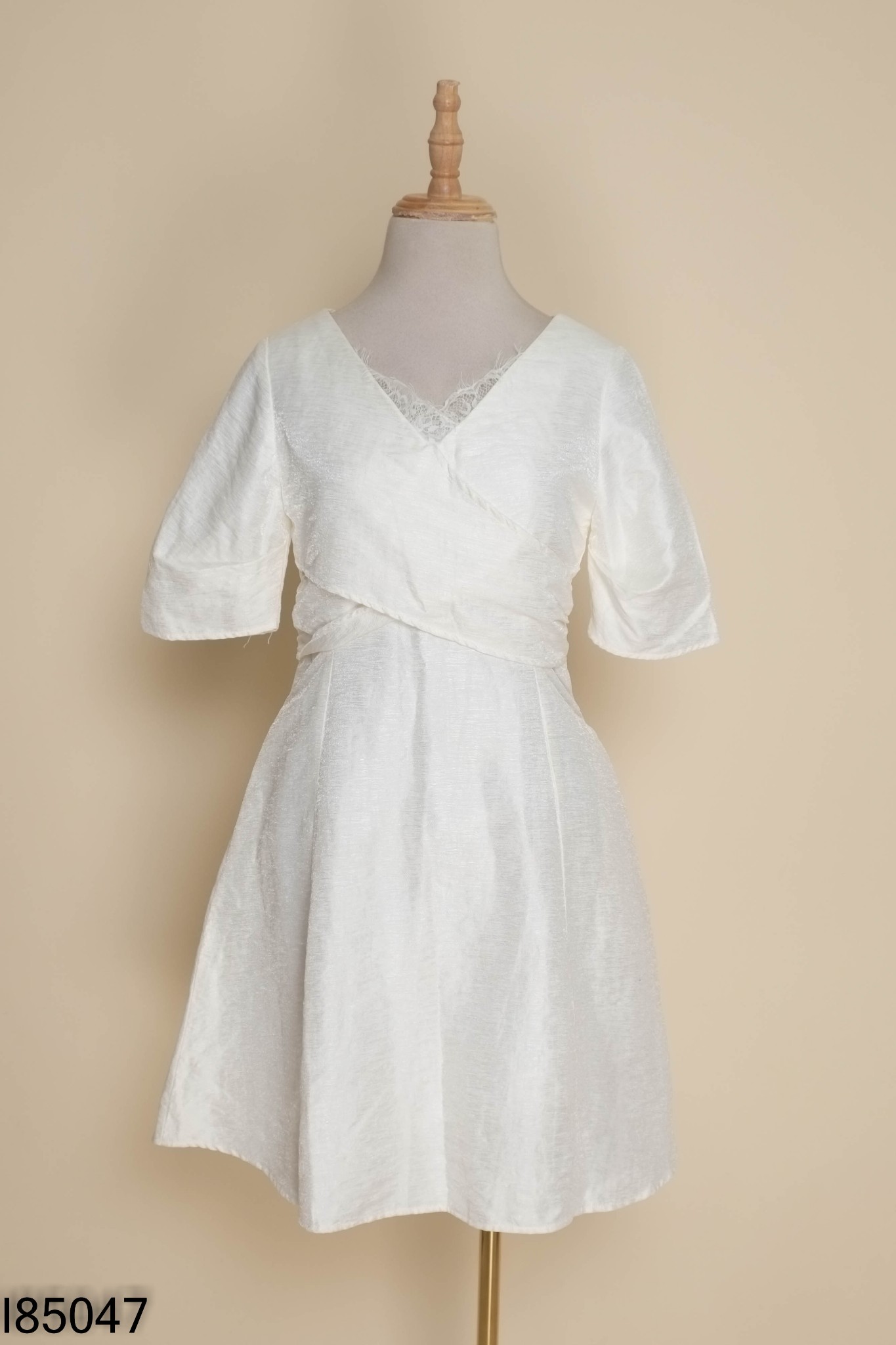 Váy THE SHILLA trắng cổ V