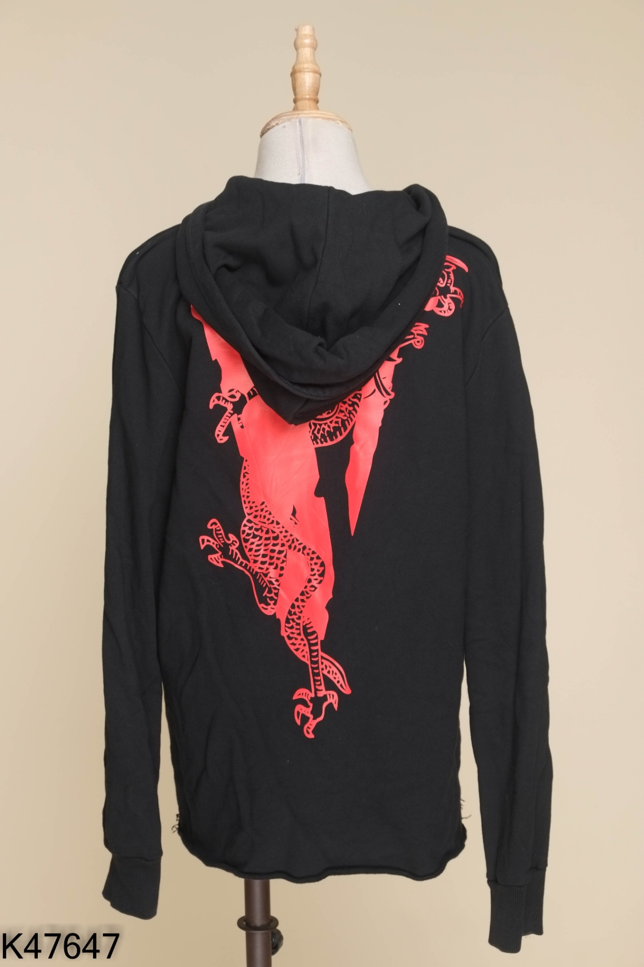 Áo hoodie đen in chữ