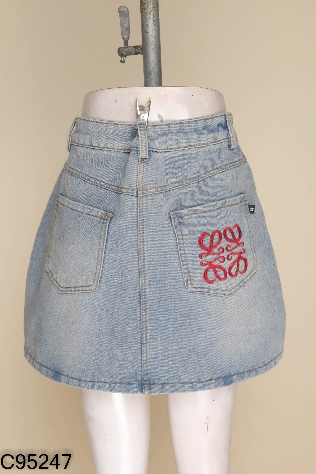 Chân váy jeans túi thêu họa tiết đỏ