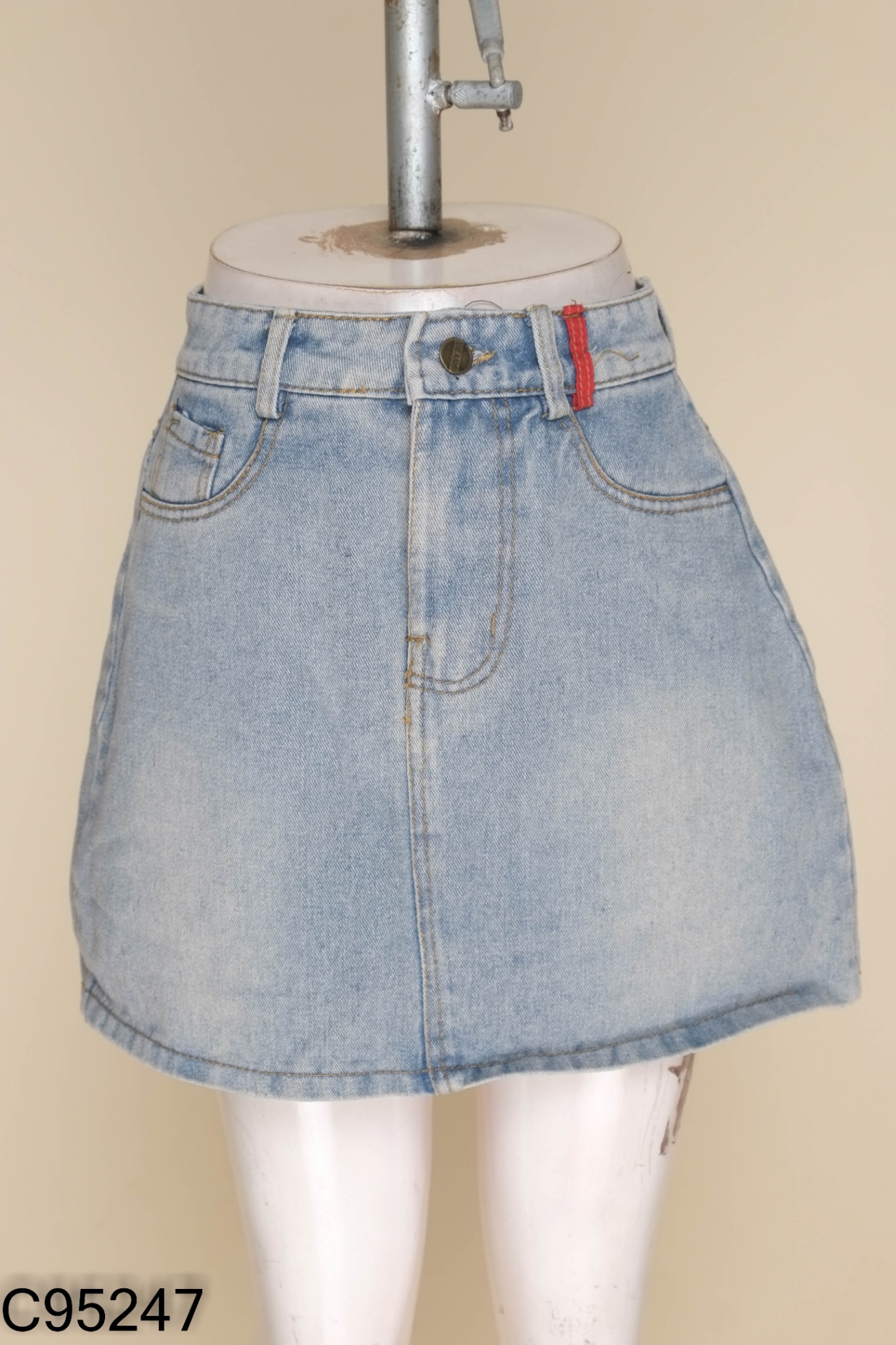 Chân váy jeans túi thêu họa tiết đỏ