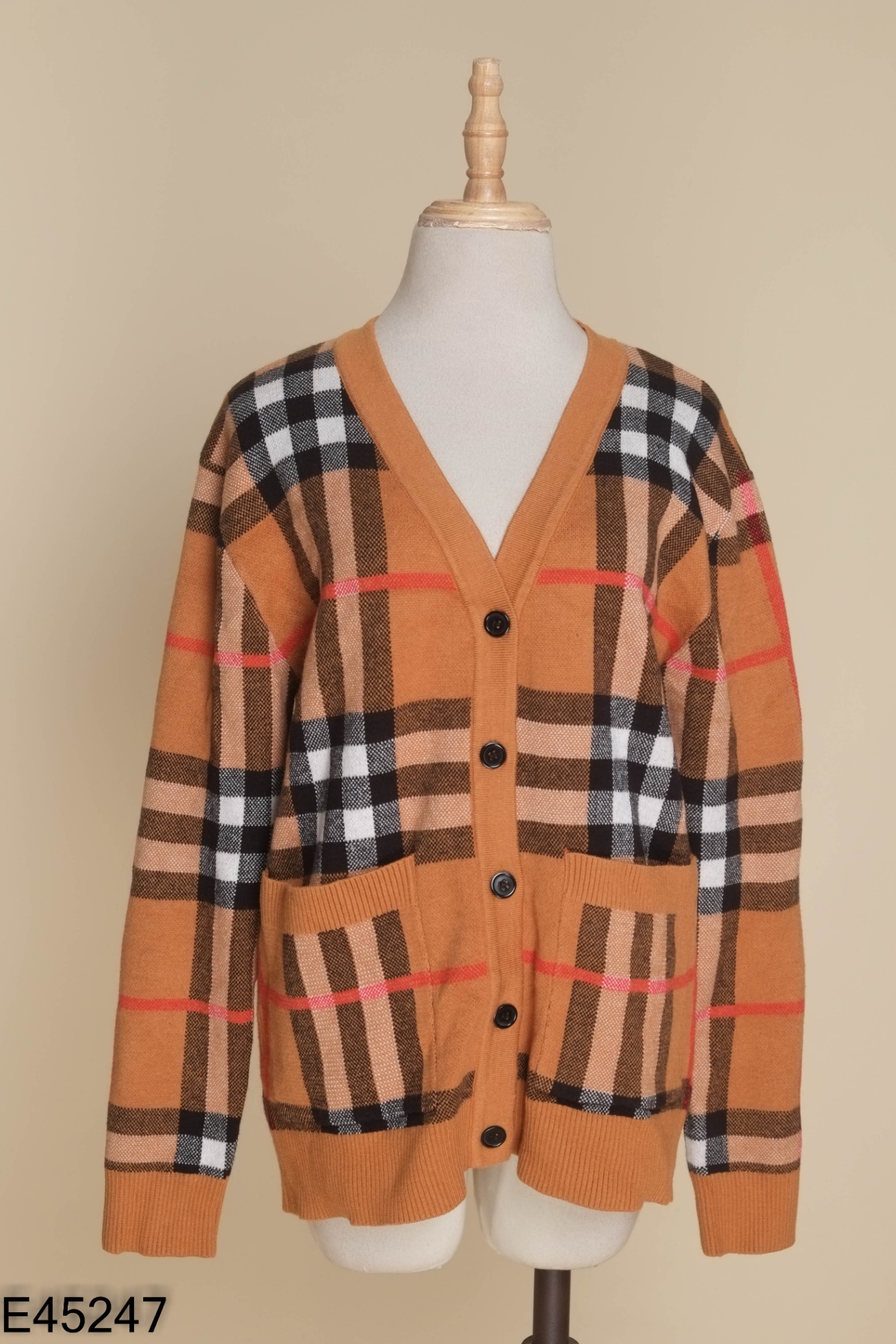 Áo cardigan nâu kẻ