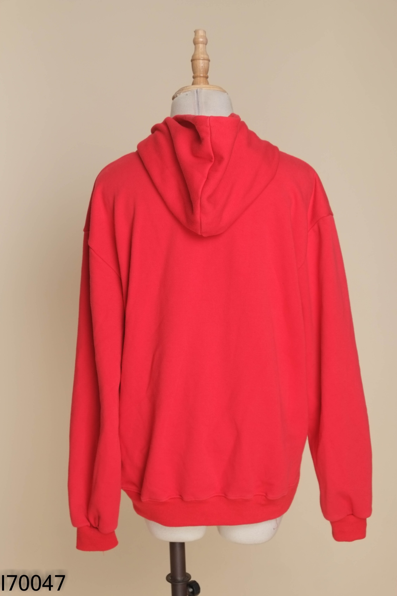 Áo hoodie đỏ in họa tiết