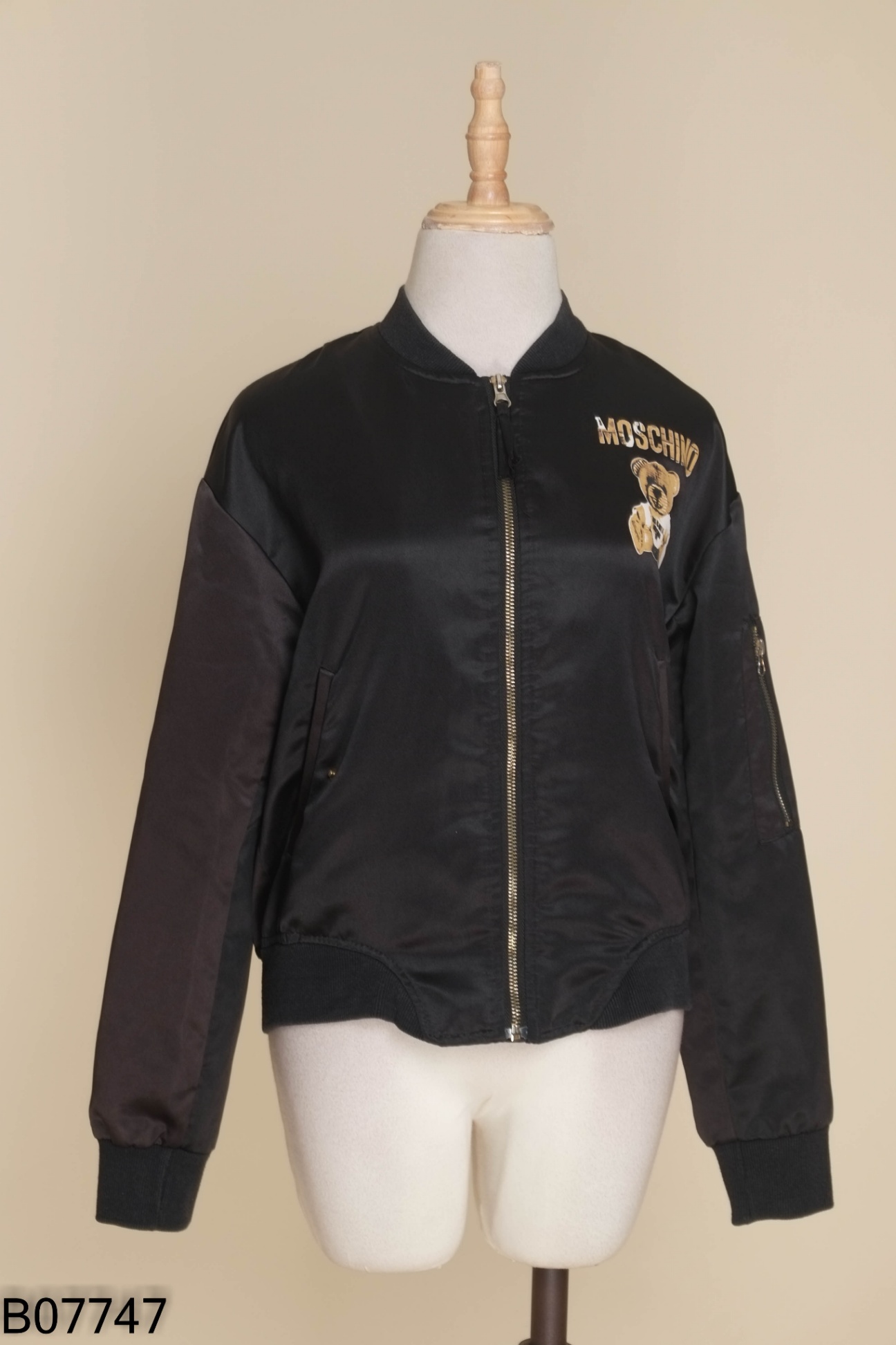 Áo khoác bomber đen in hình gấu