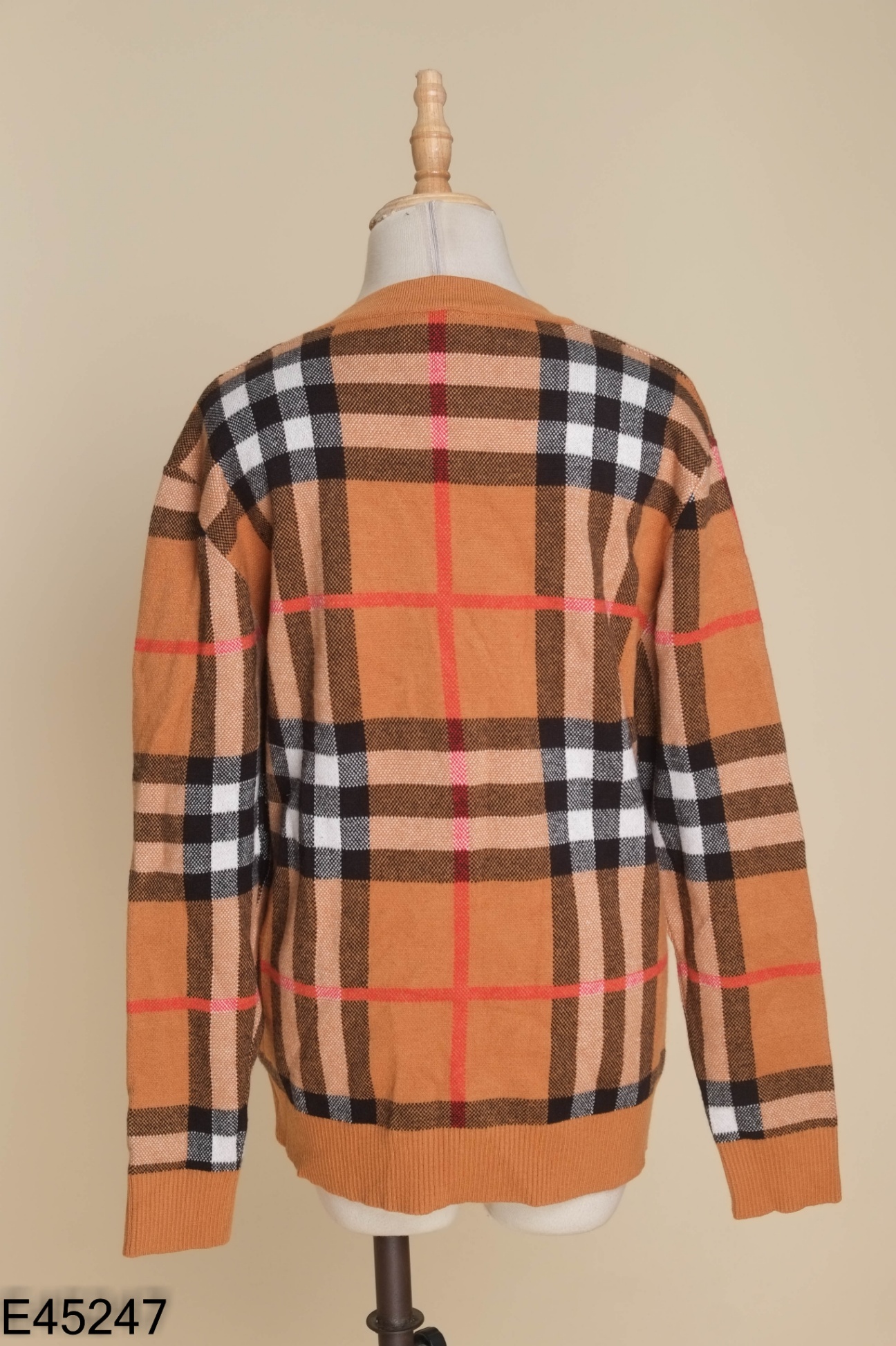 Áo cardigan nâu kẻ