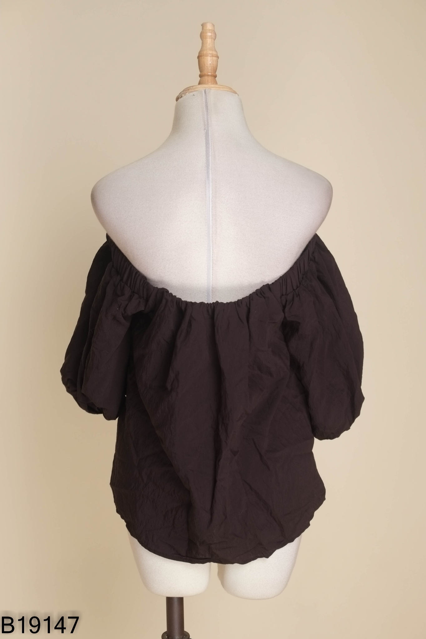 Áo babydoll đen H&M trễ vai