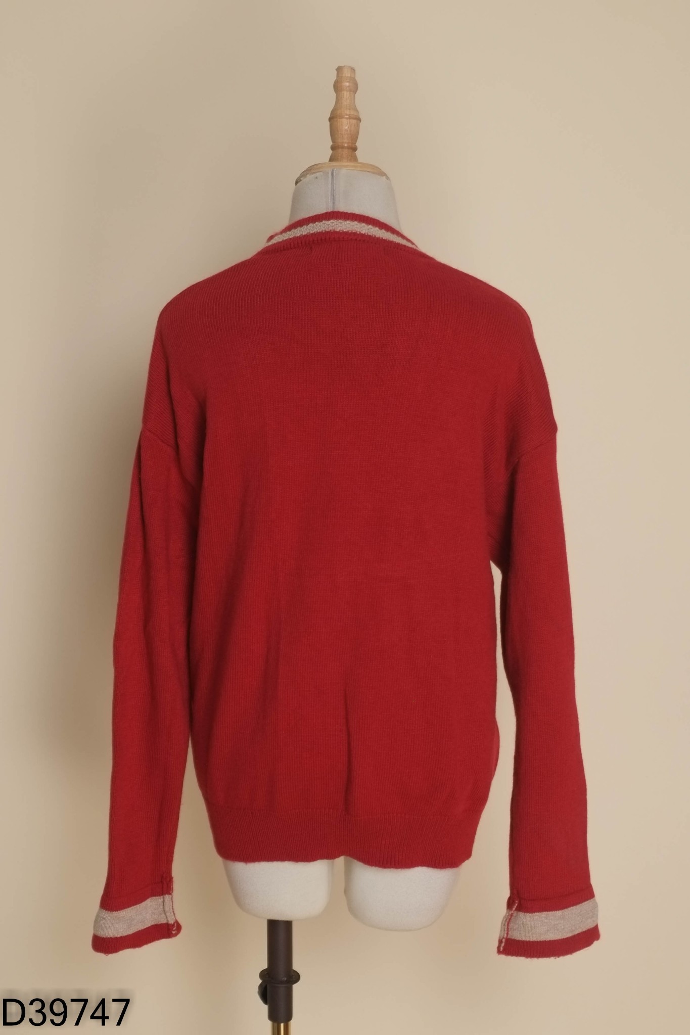 Áo cardigans đỏ cổ tim viền kem