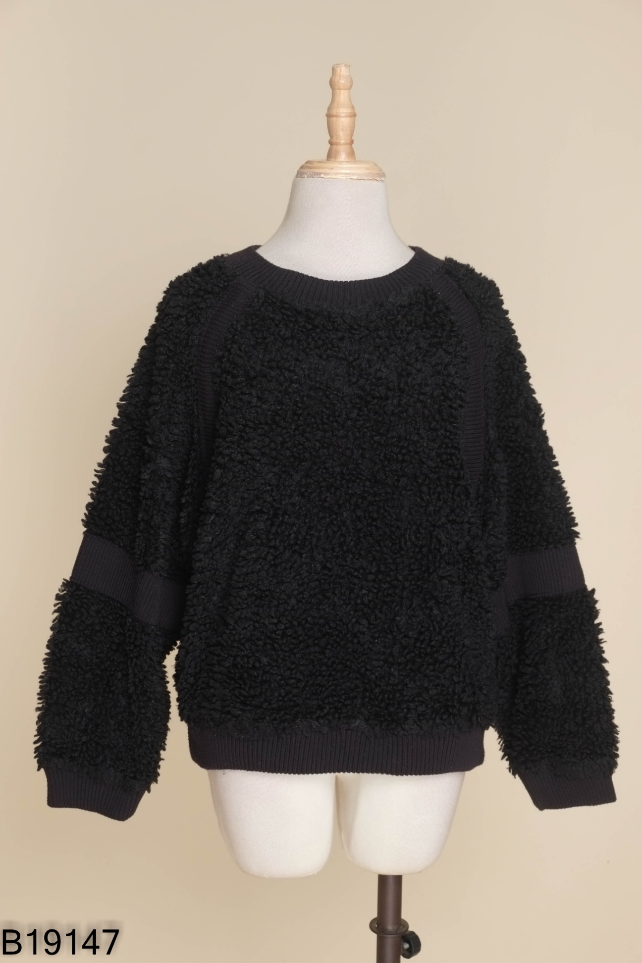 Áo len đen dáng sweater