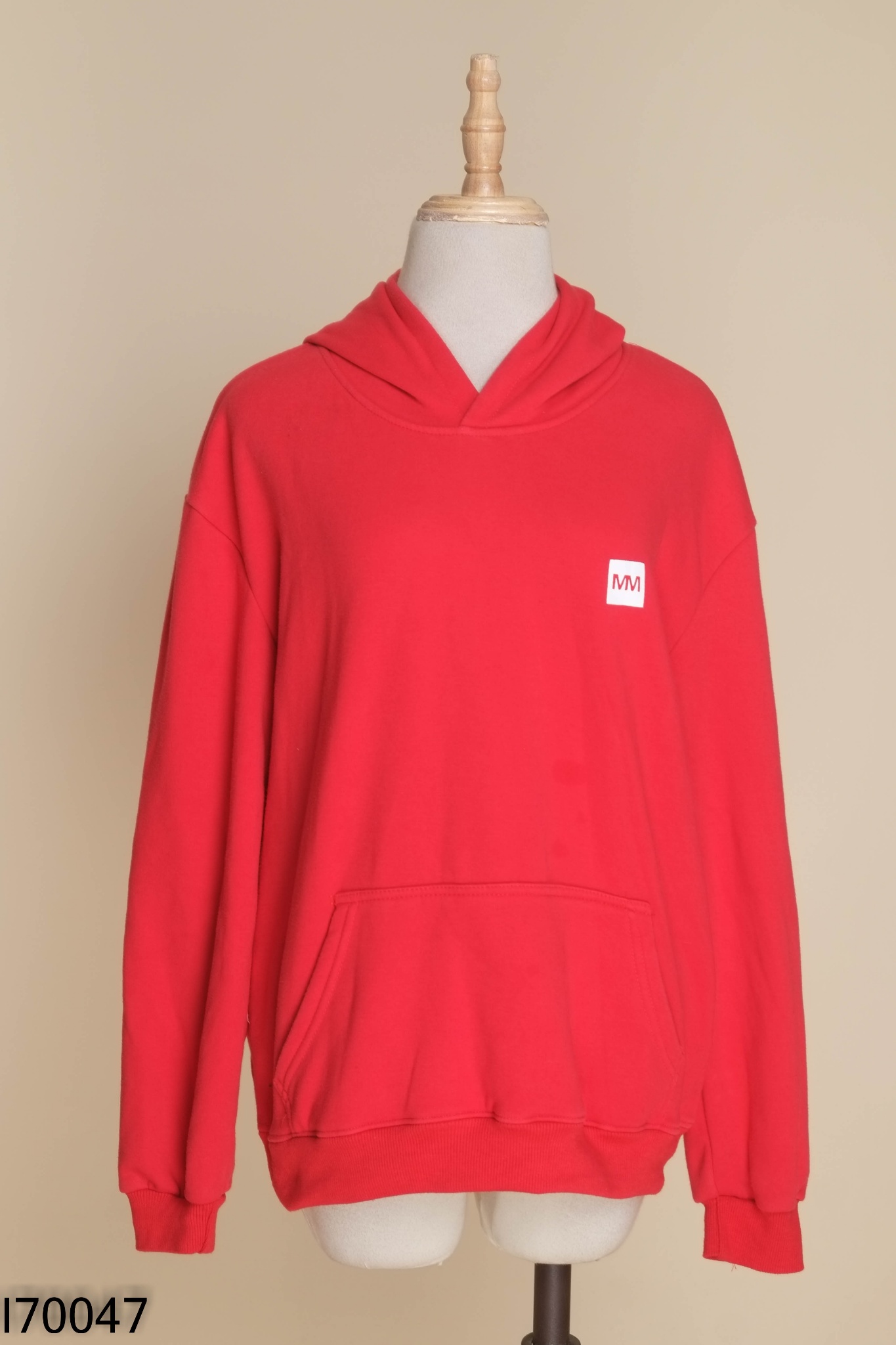 Áo hoodie đỏ in họa tiết
