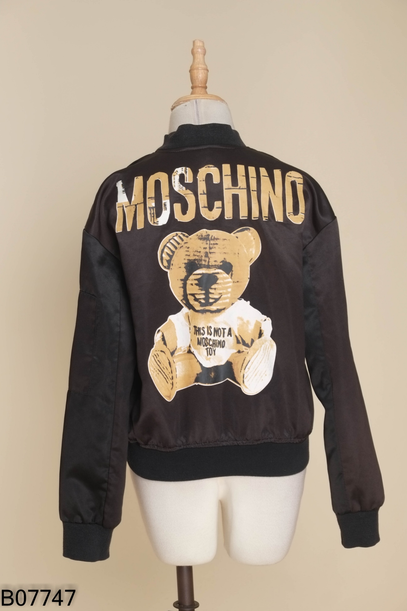 Áo khoác bomber đen in hình gấu