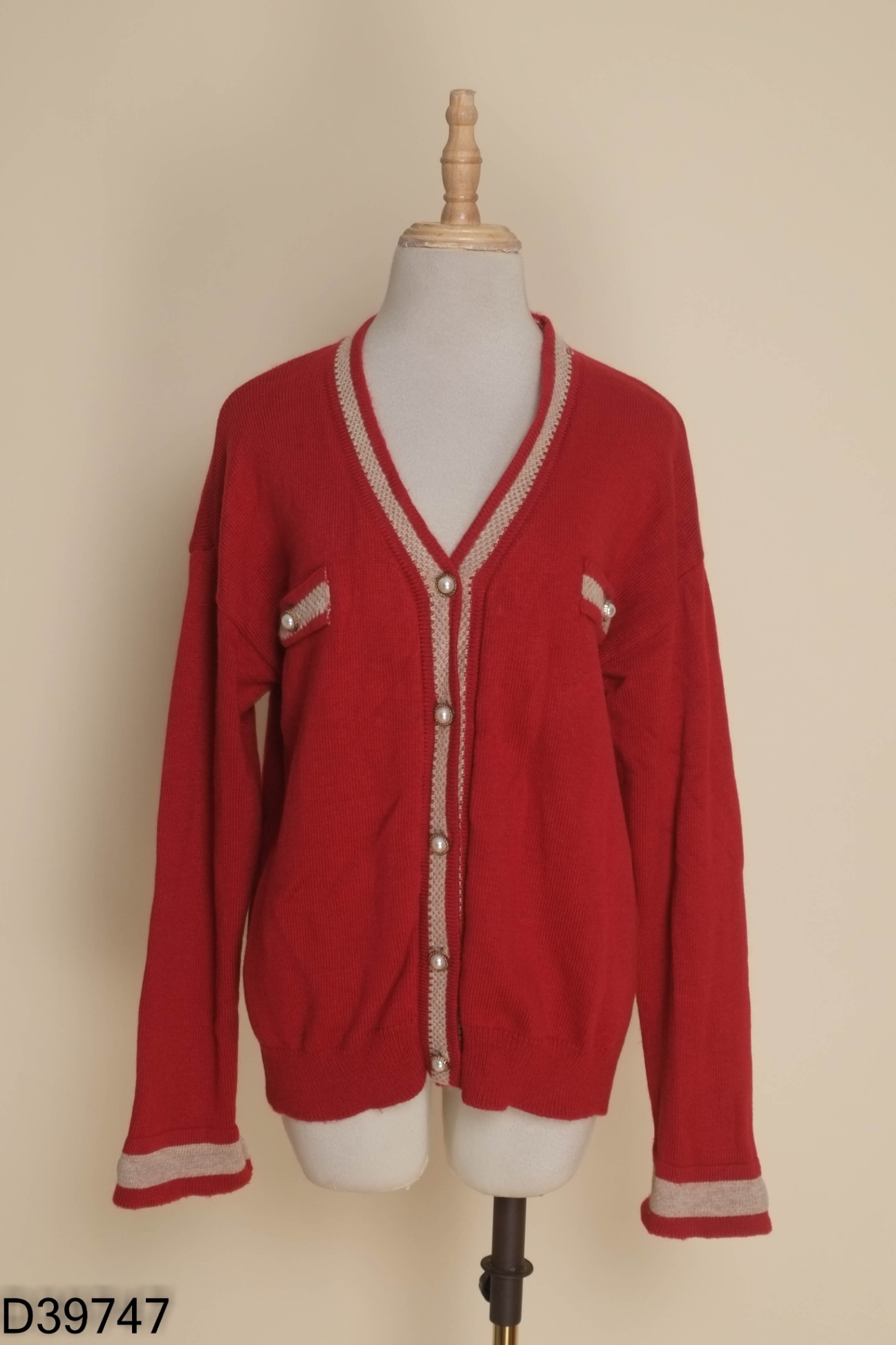 Áo cardigans đỏ cổ tim viền kem