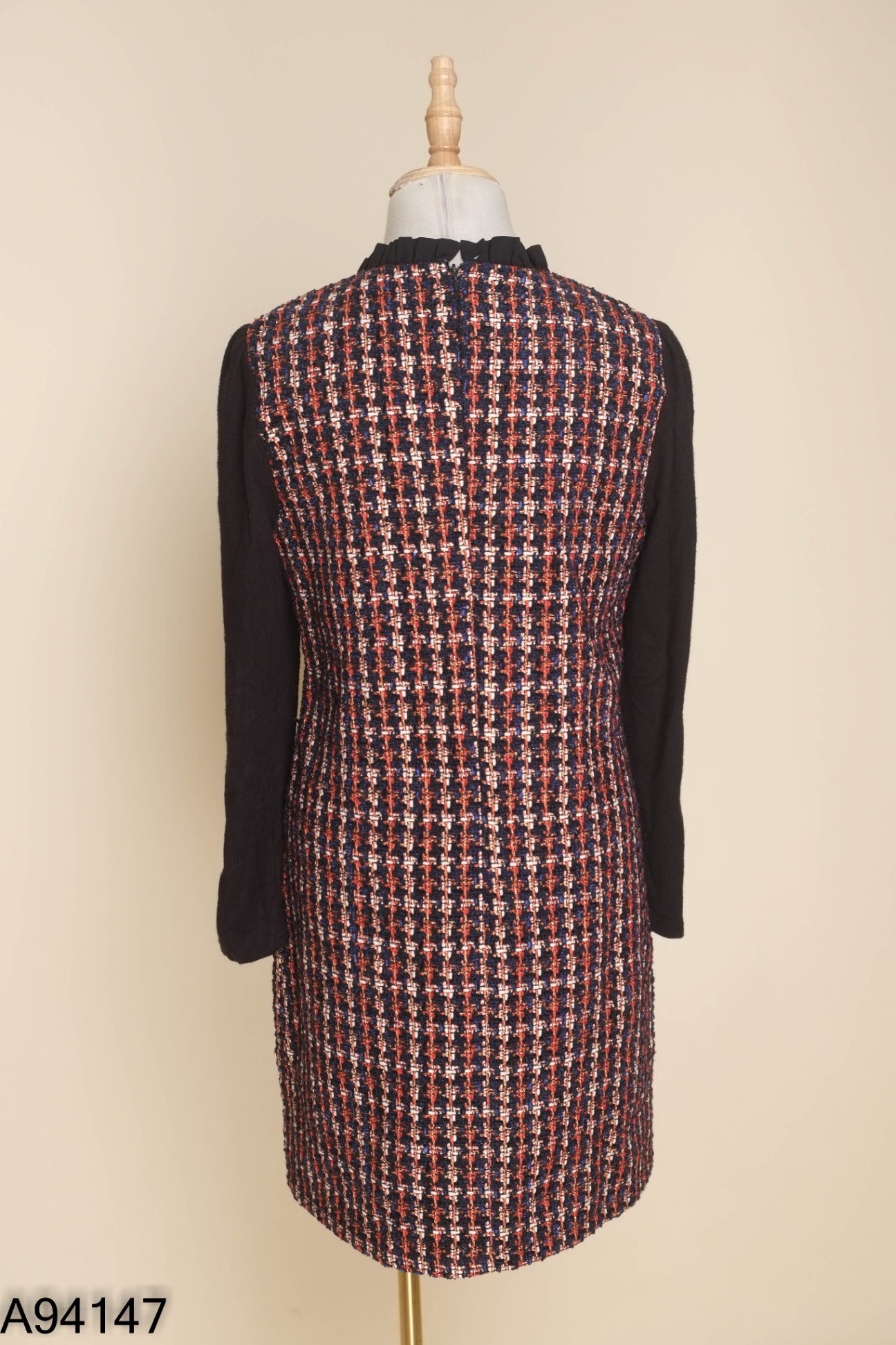 Váy dạ tweed đen phối màu sắc