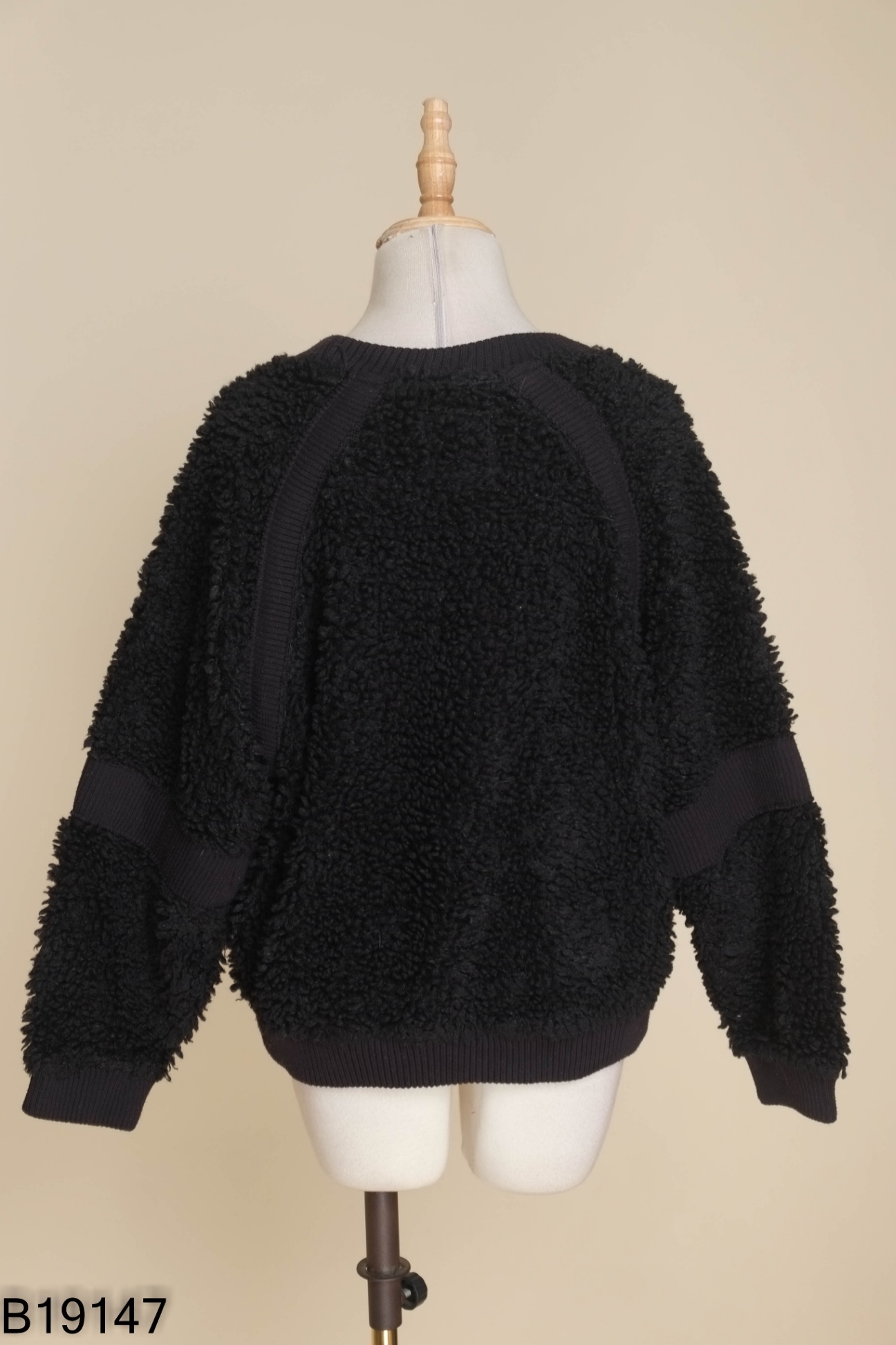 Áo len đen dáng sweater