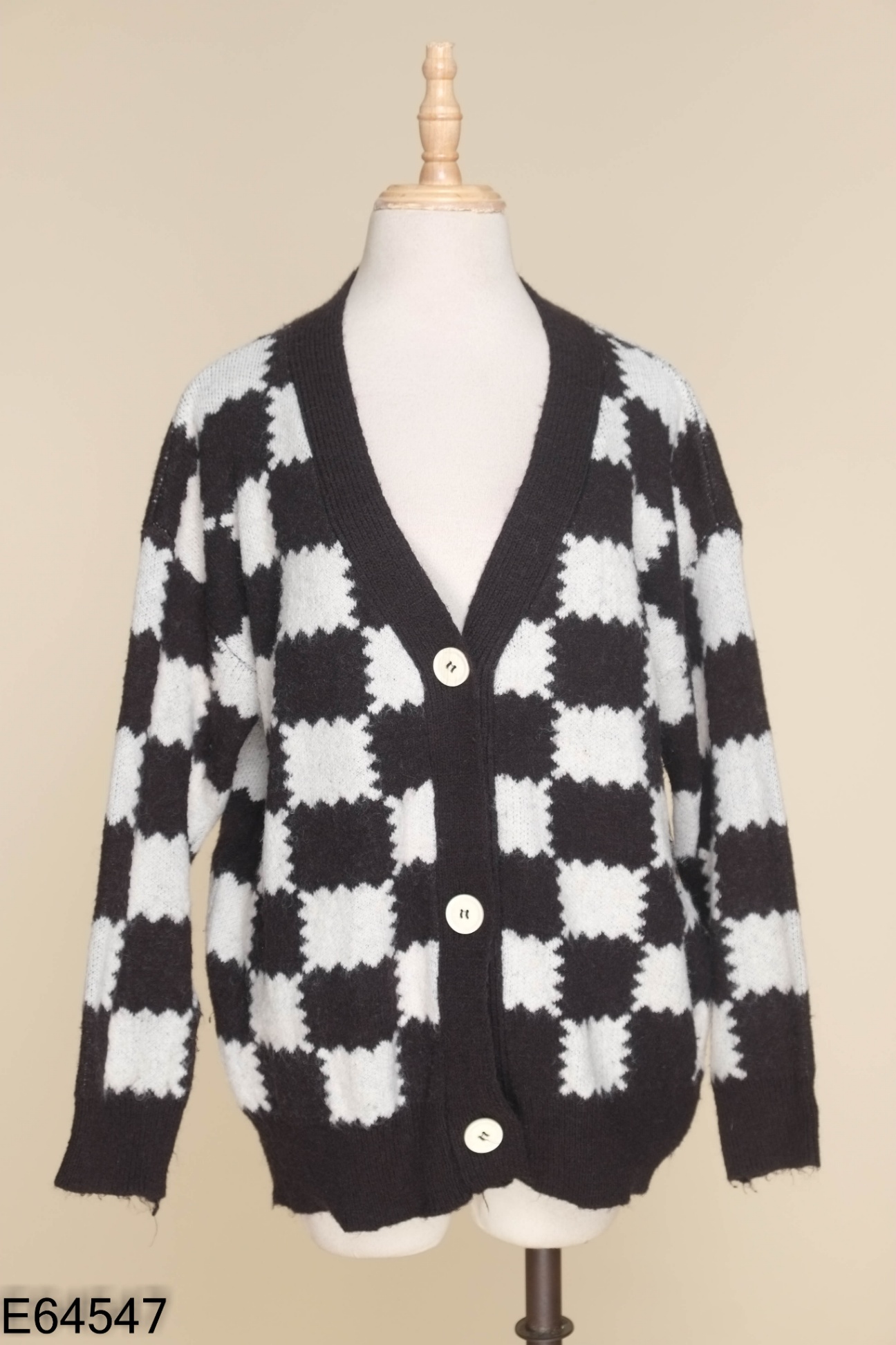 Áo cardigans đen kẻ trắng