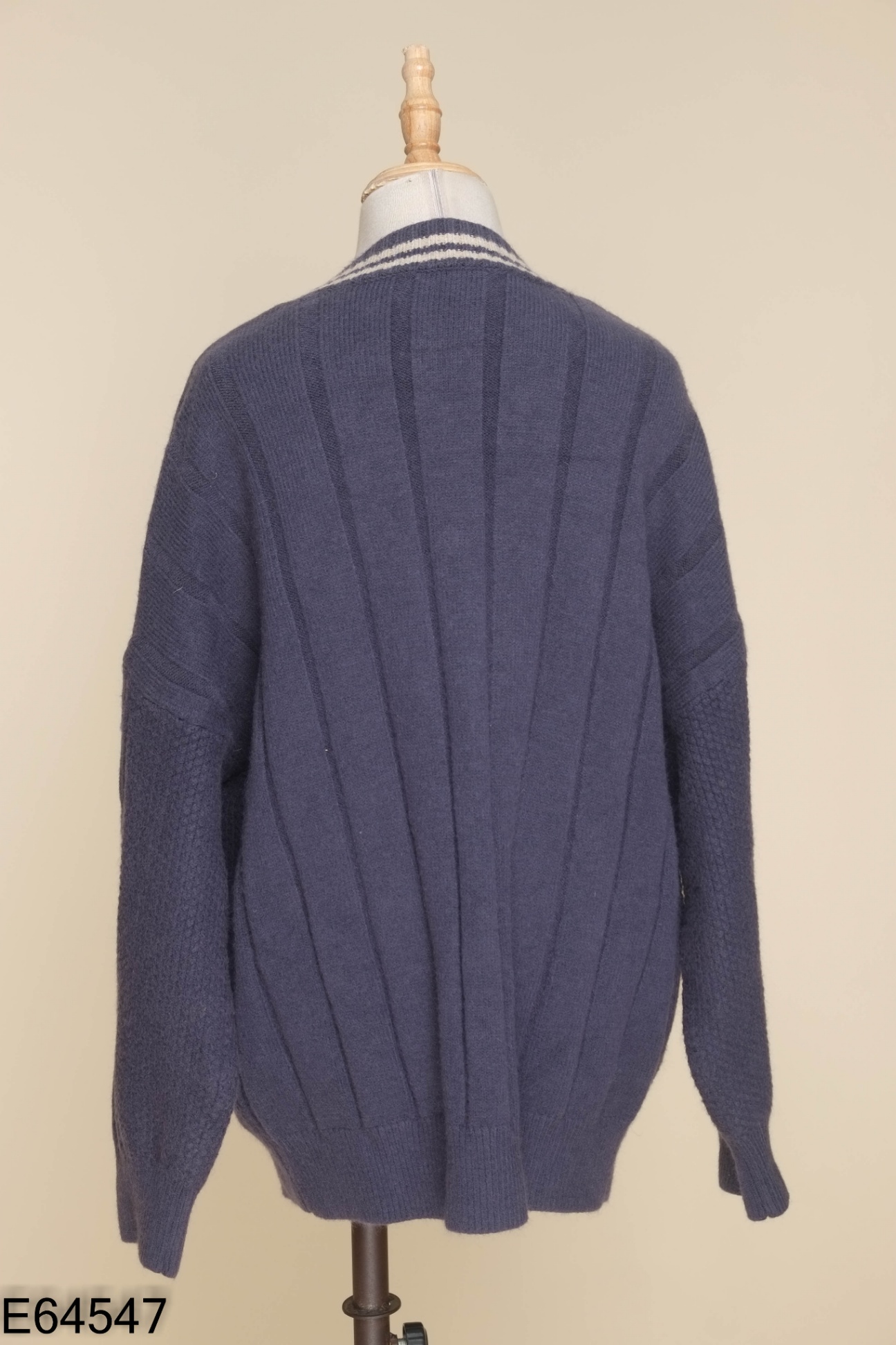 Áo cardigans xanh len viền kem